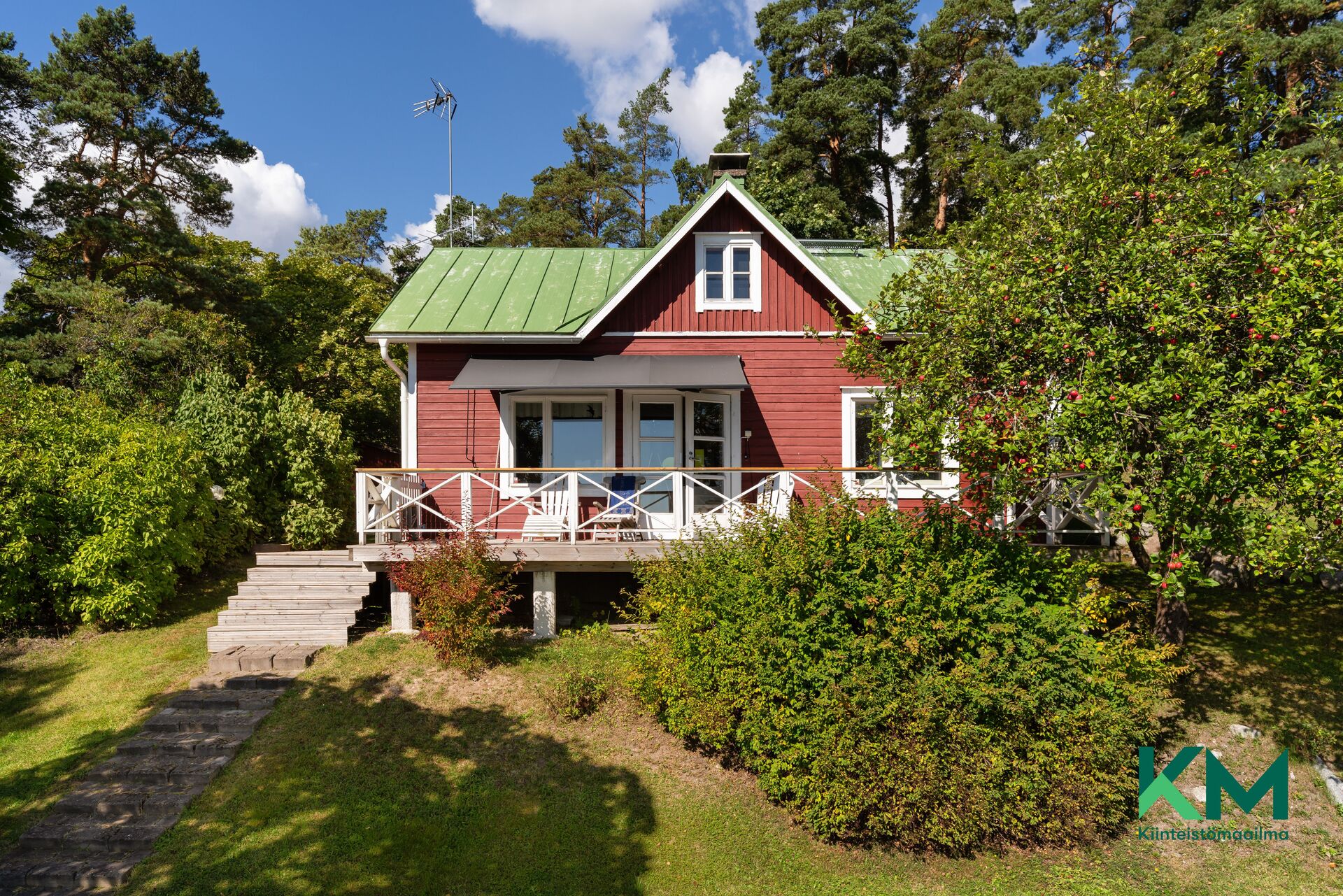 Päärakennus pihan puolelta