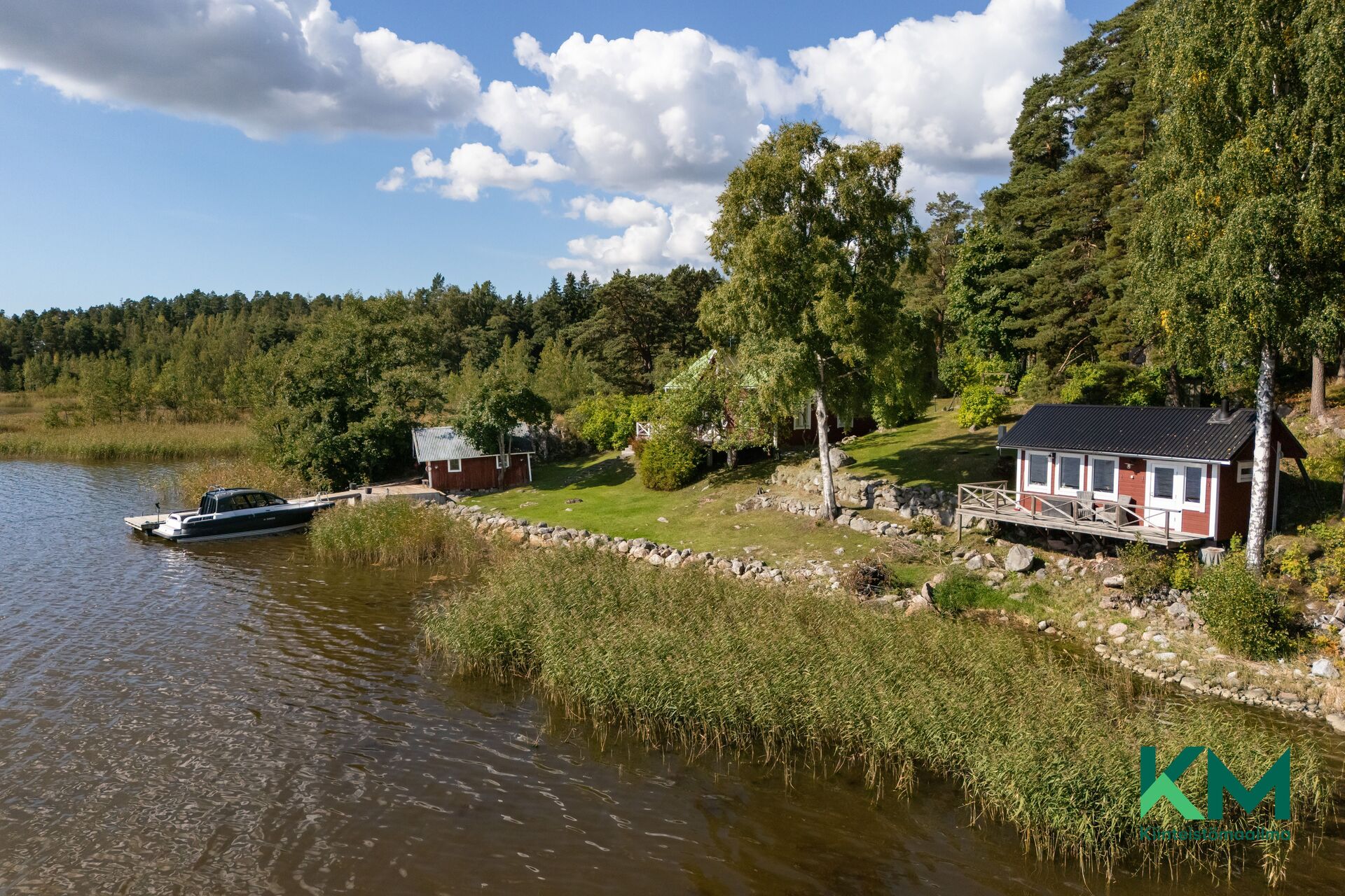 Saunarakennus ja pihapiiriä