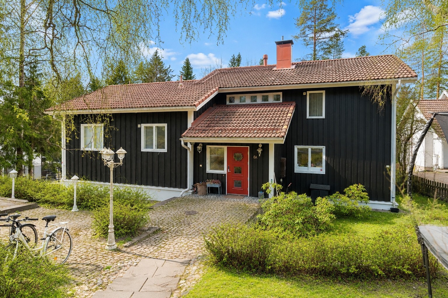 Tilava sisäänkäynti ja etupiha 