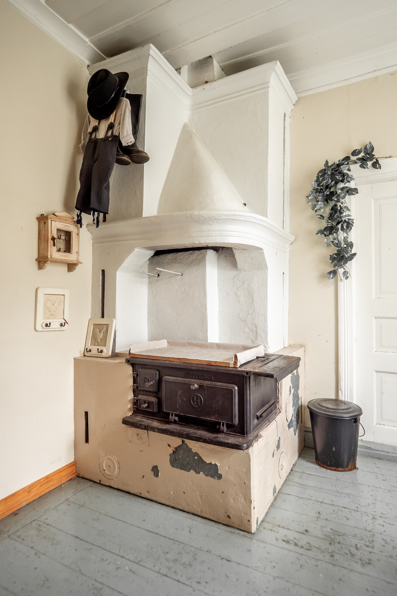 Villa Vanamon keittiön vanha puuliesi
