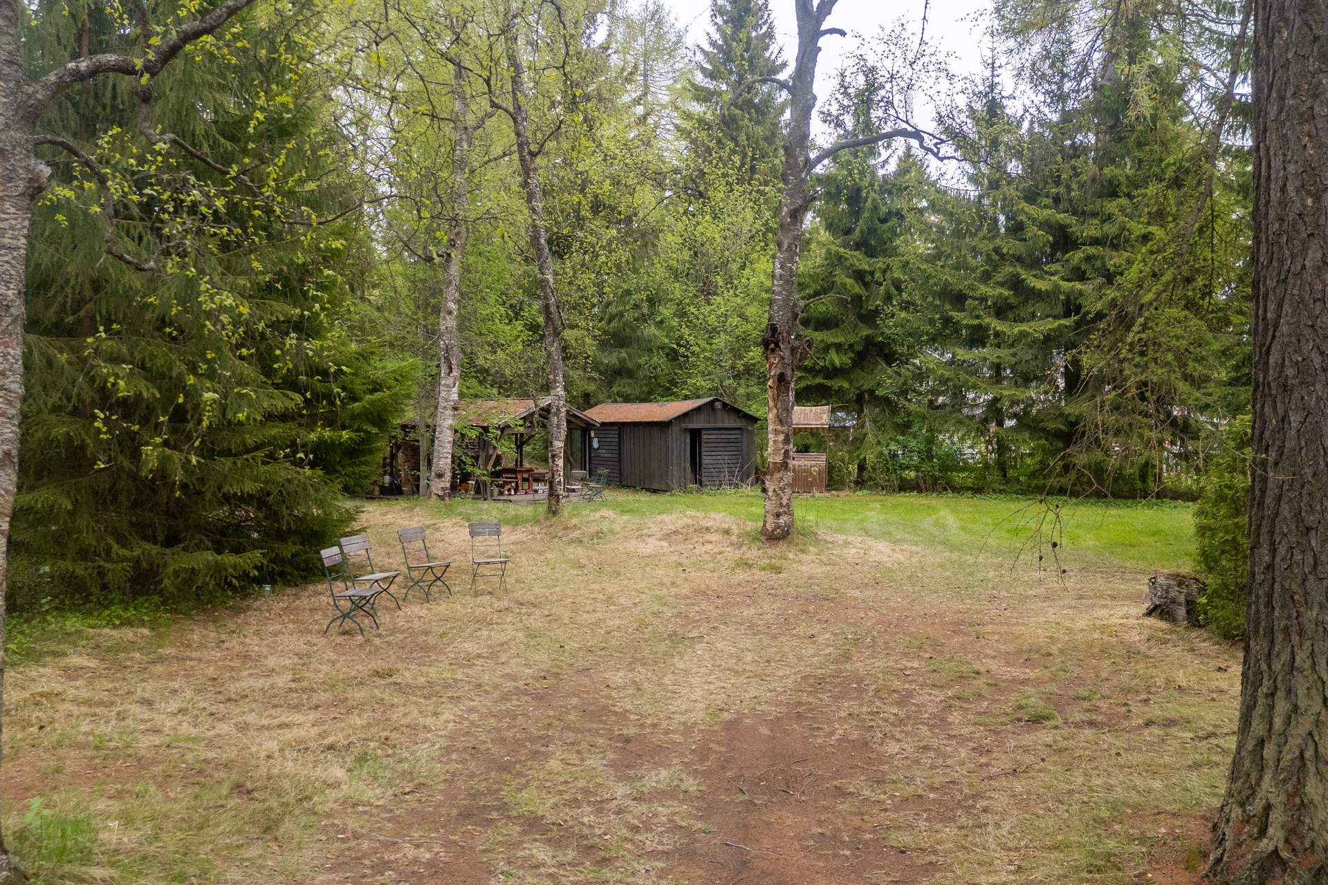 Villa Vanamon ja saunarannan väliin jää oleskelualuetta