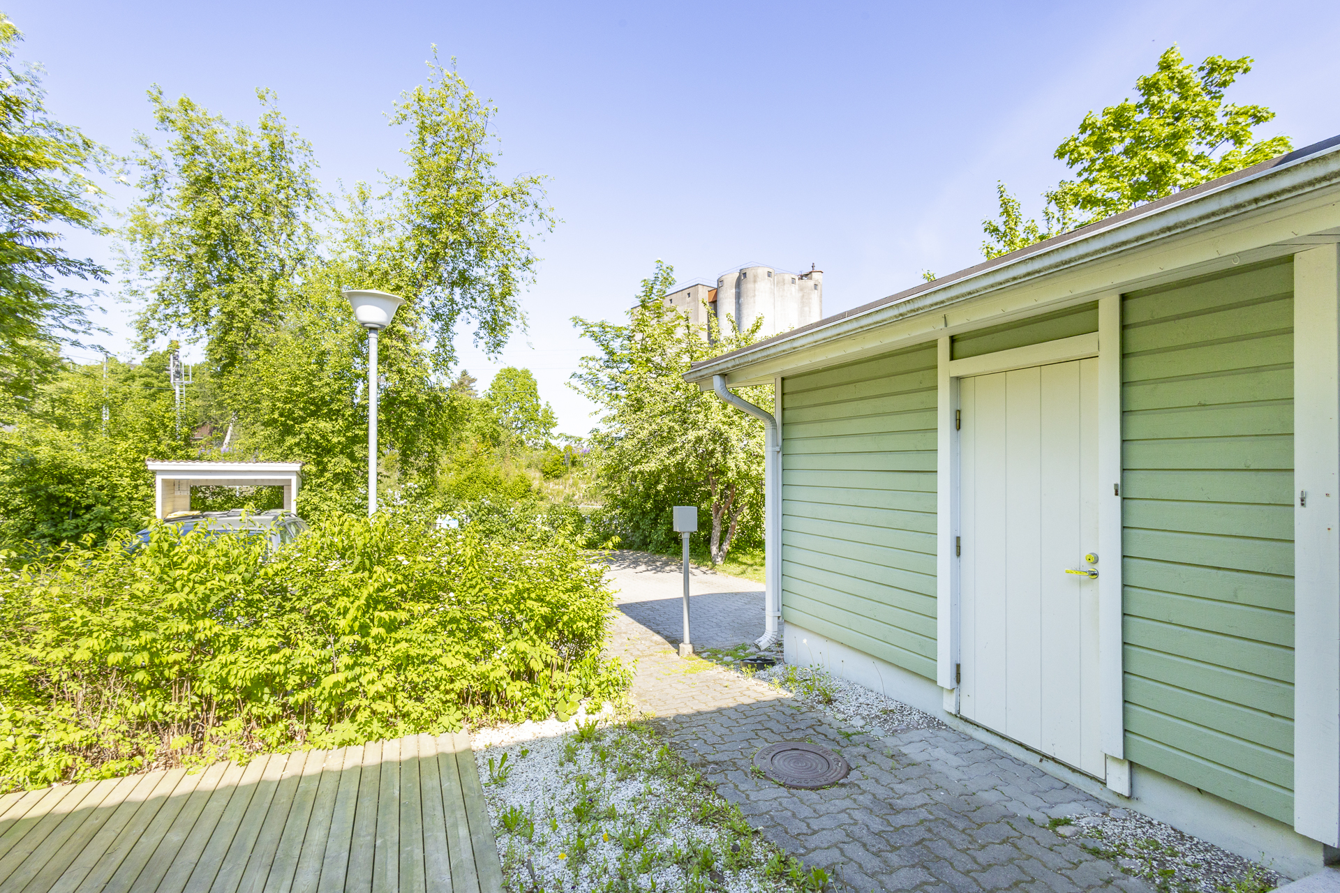 Reilusti säilytystilaa: kaksi varastoa