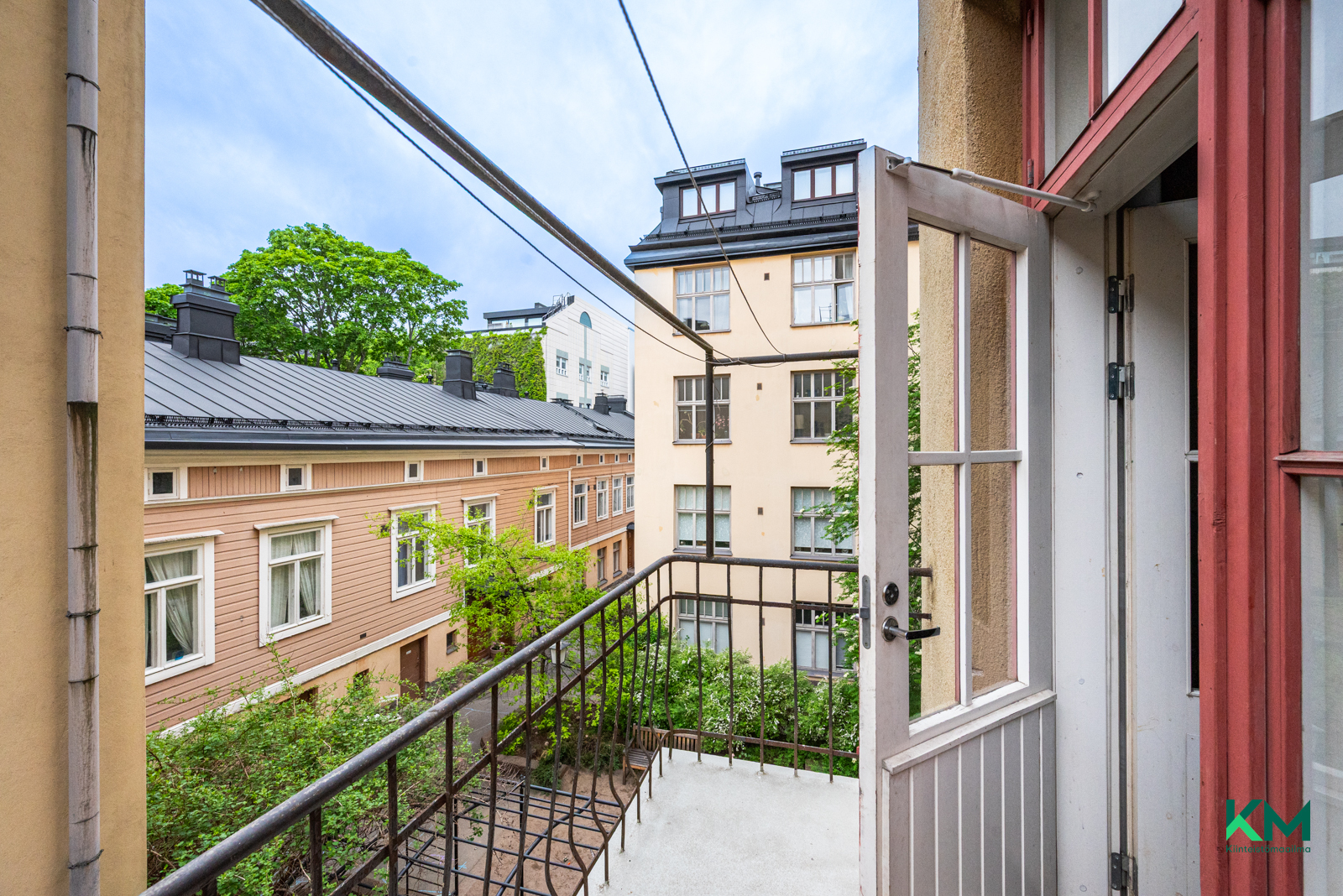 Taloyhtiön tuuletusparveke asunnon läheisyydessä