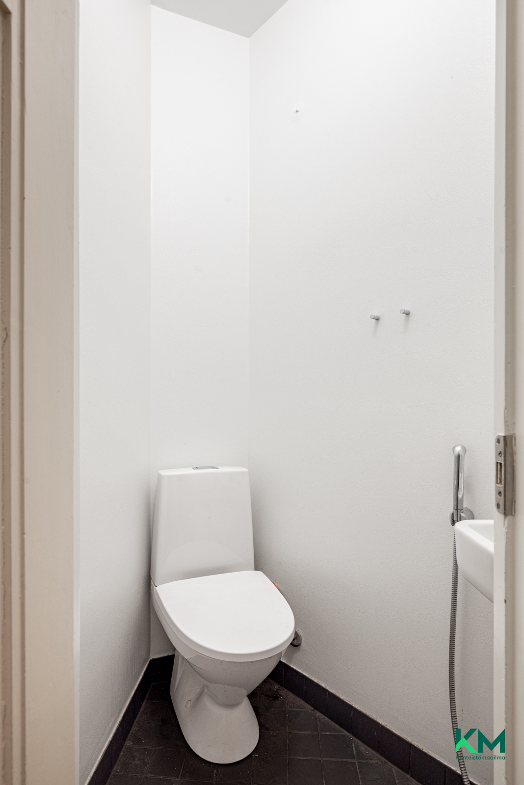 erillinen wc toisen sisäänkäynnin vieressä