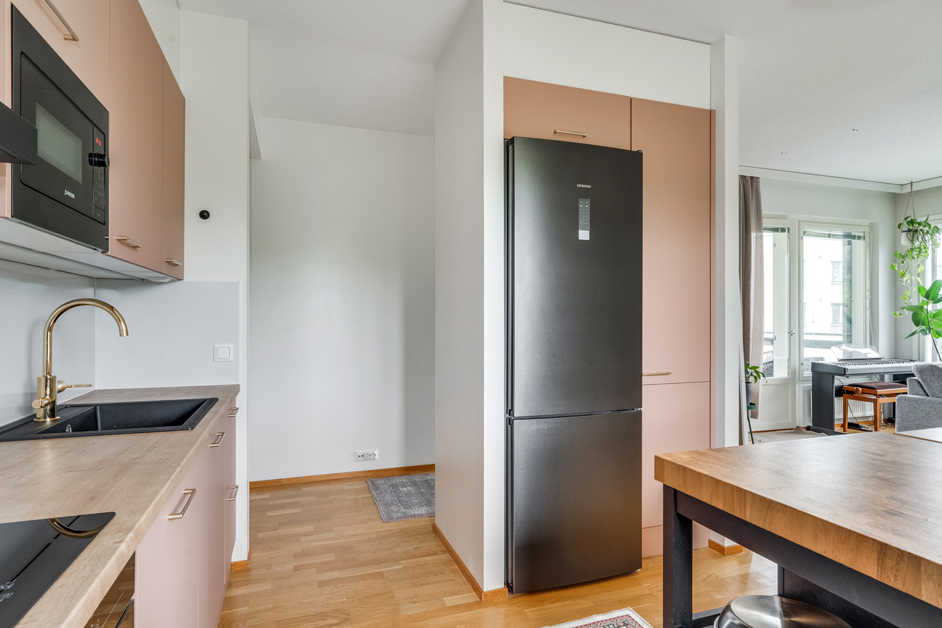 Jääkaapin vieressä käytännöllinen kaappi vetolaatikoilla