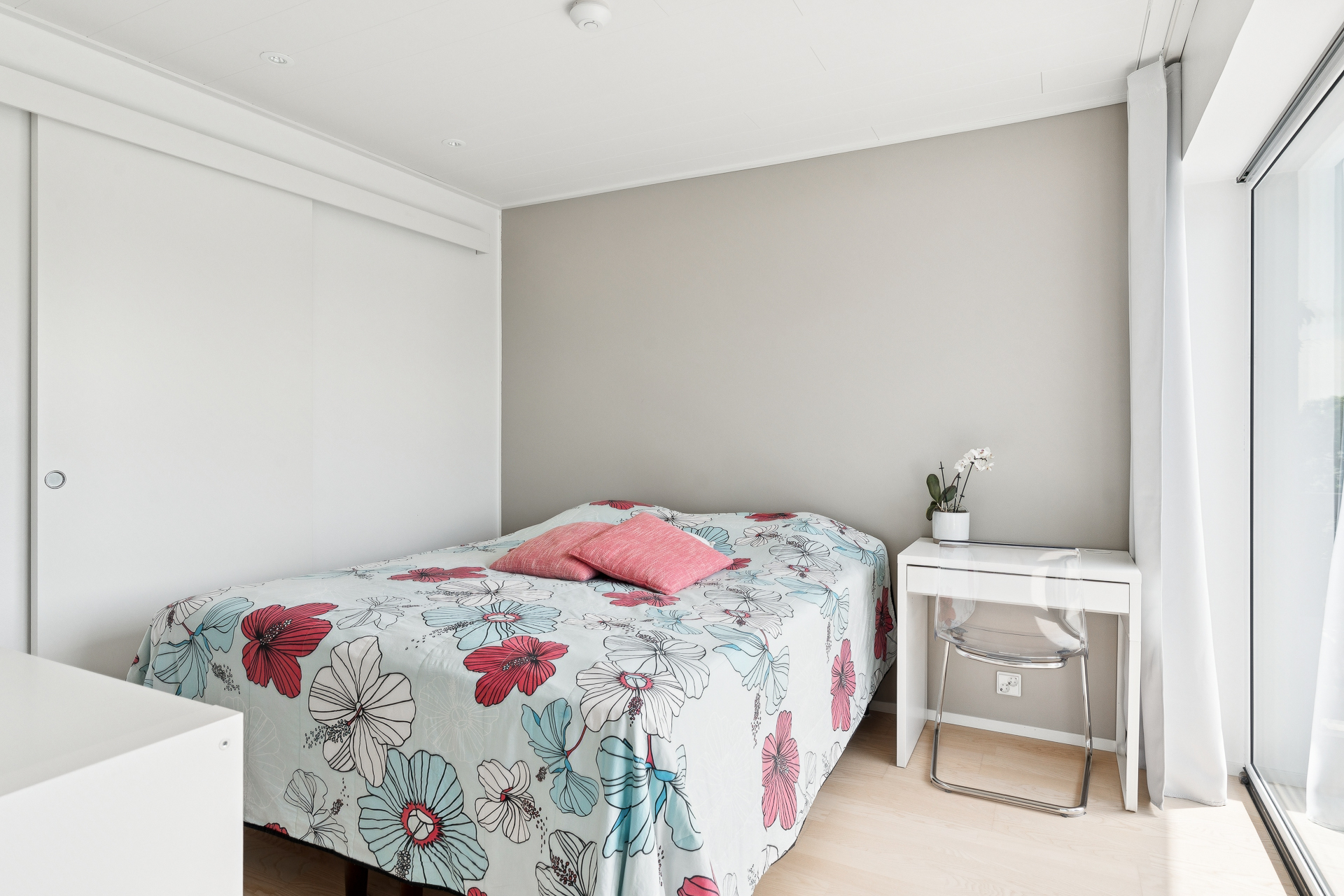 Yläkerran suuremmassa makuuhuoneessa walk in closet