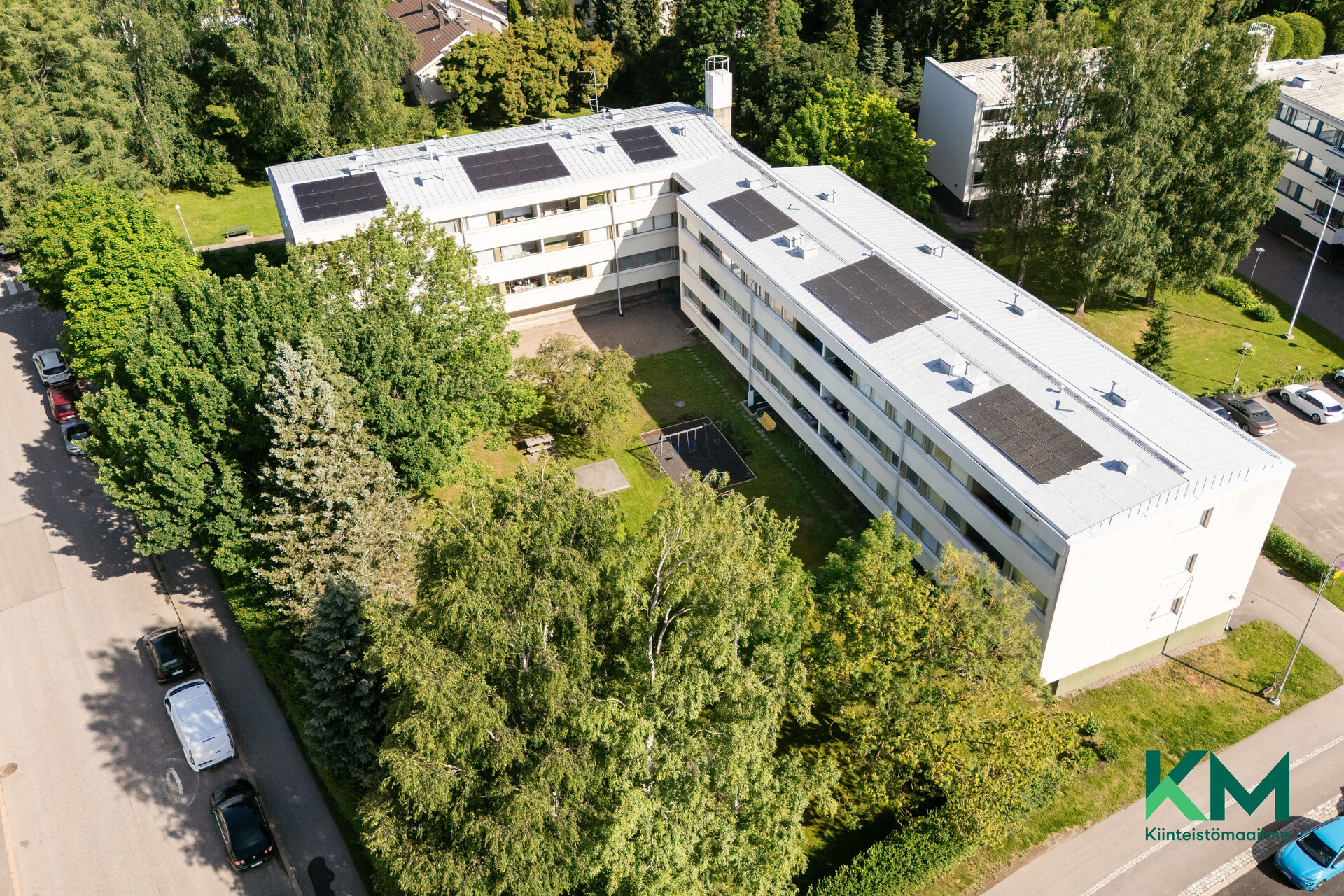 Taloyhtiön katolla aurinkopaneelit