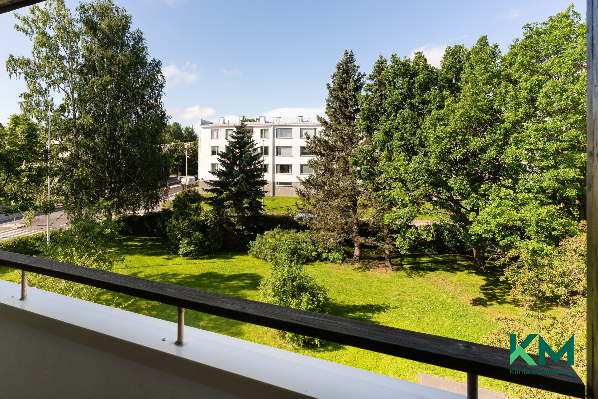 Näkymä parvekkeelta vehreälle pihalle