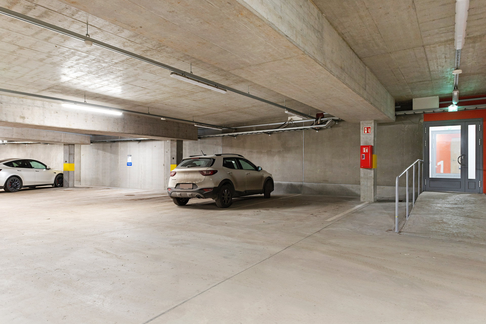 Hissillä pääsee autohalliin