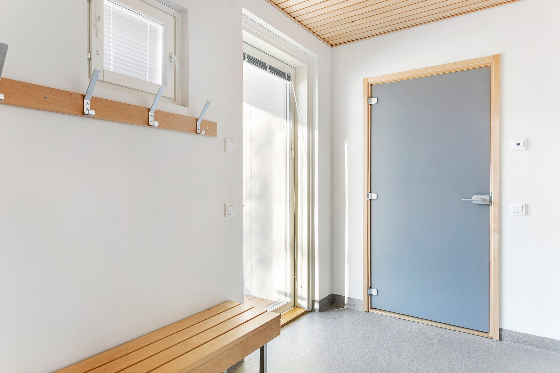 Taloyhtiön saunan pukuhuoneesta käynti terassille