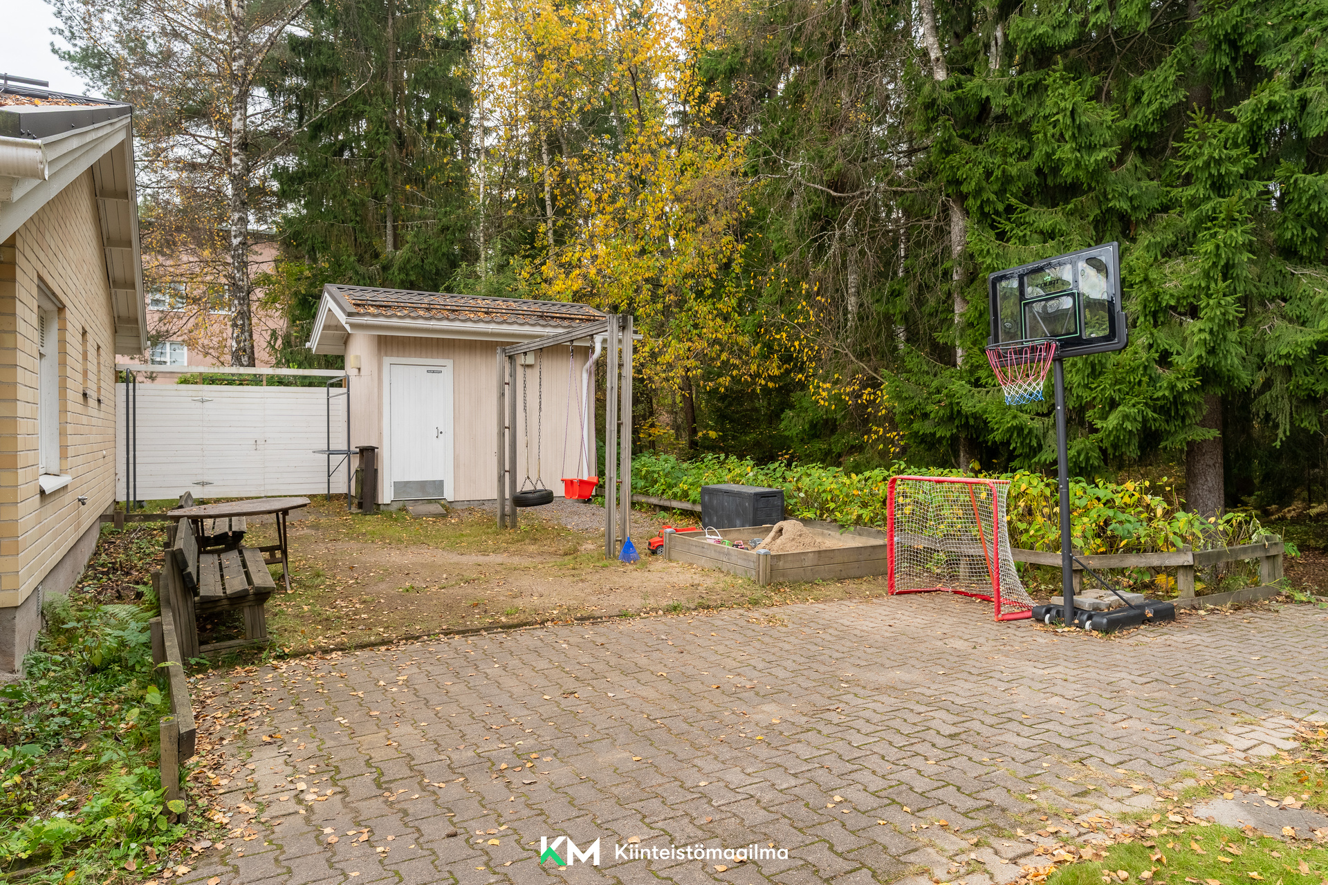 Yhtiön leikkipiha A-talon päädyssä