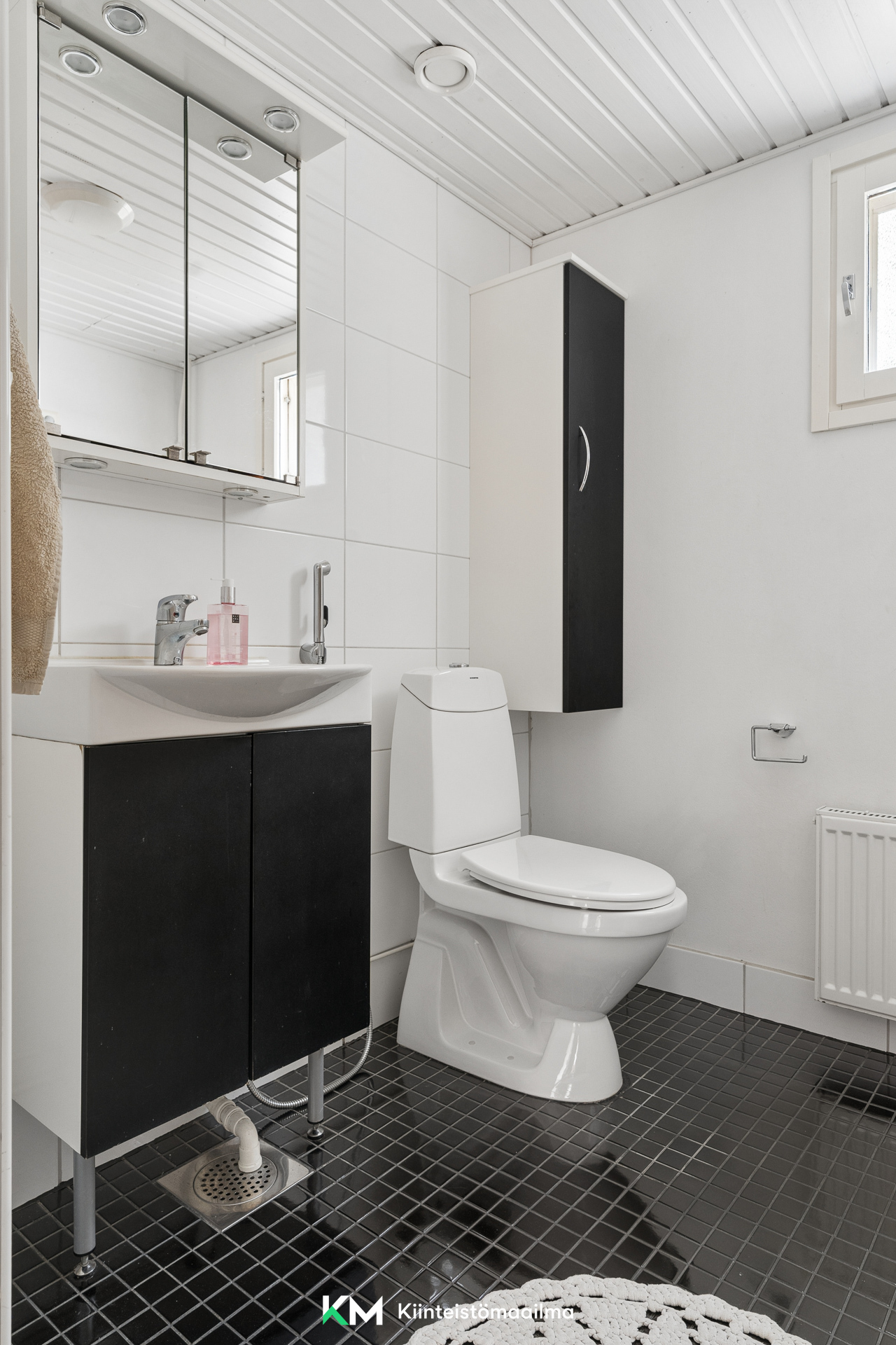Erillinen wc/kodinhoitohuone