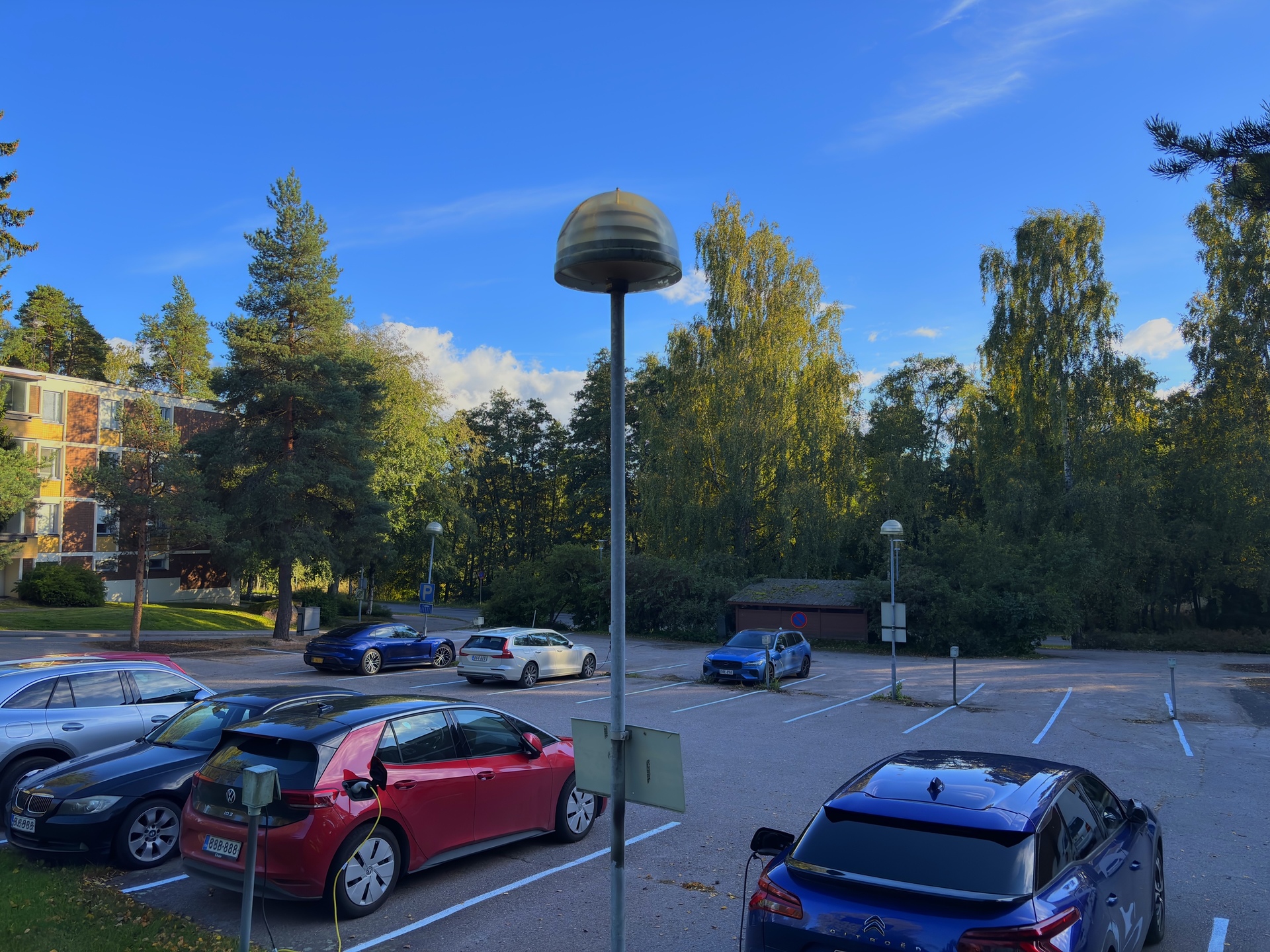 Taloyhtiön parkkipaikka