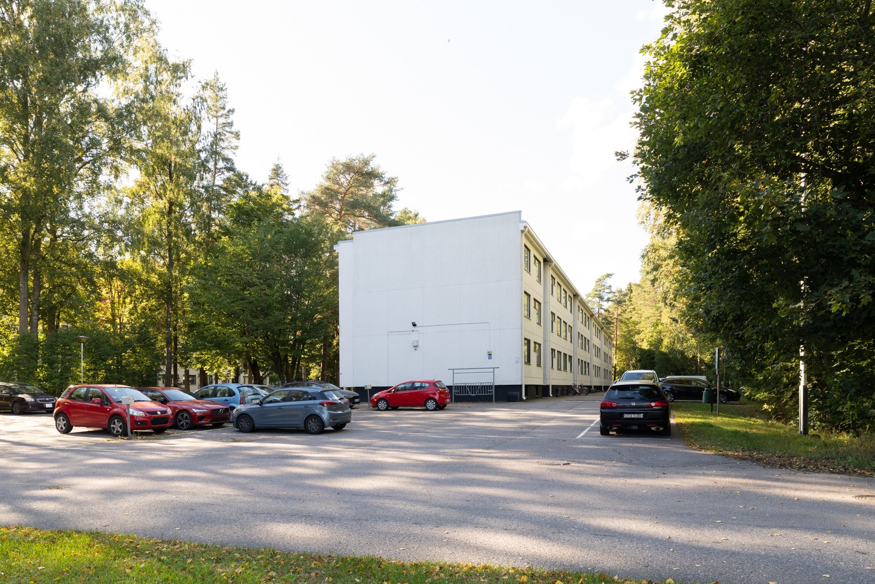 Nst.9b - Päädyssä tämäm talon parkkipaikat
