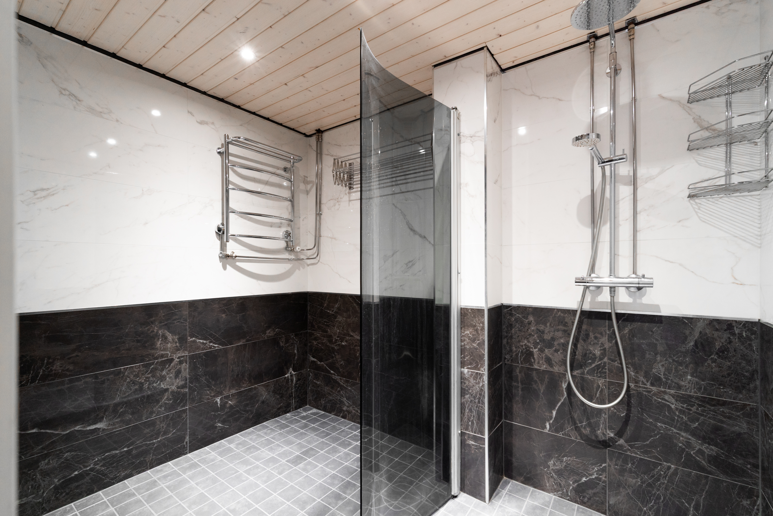 Alakerran kylpyhuone