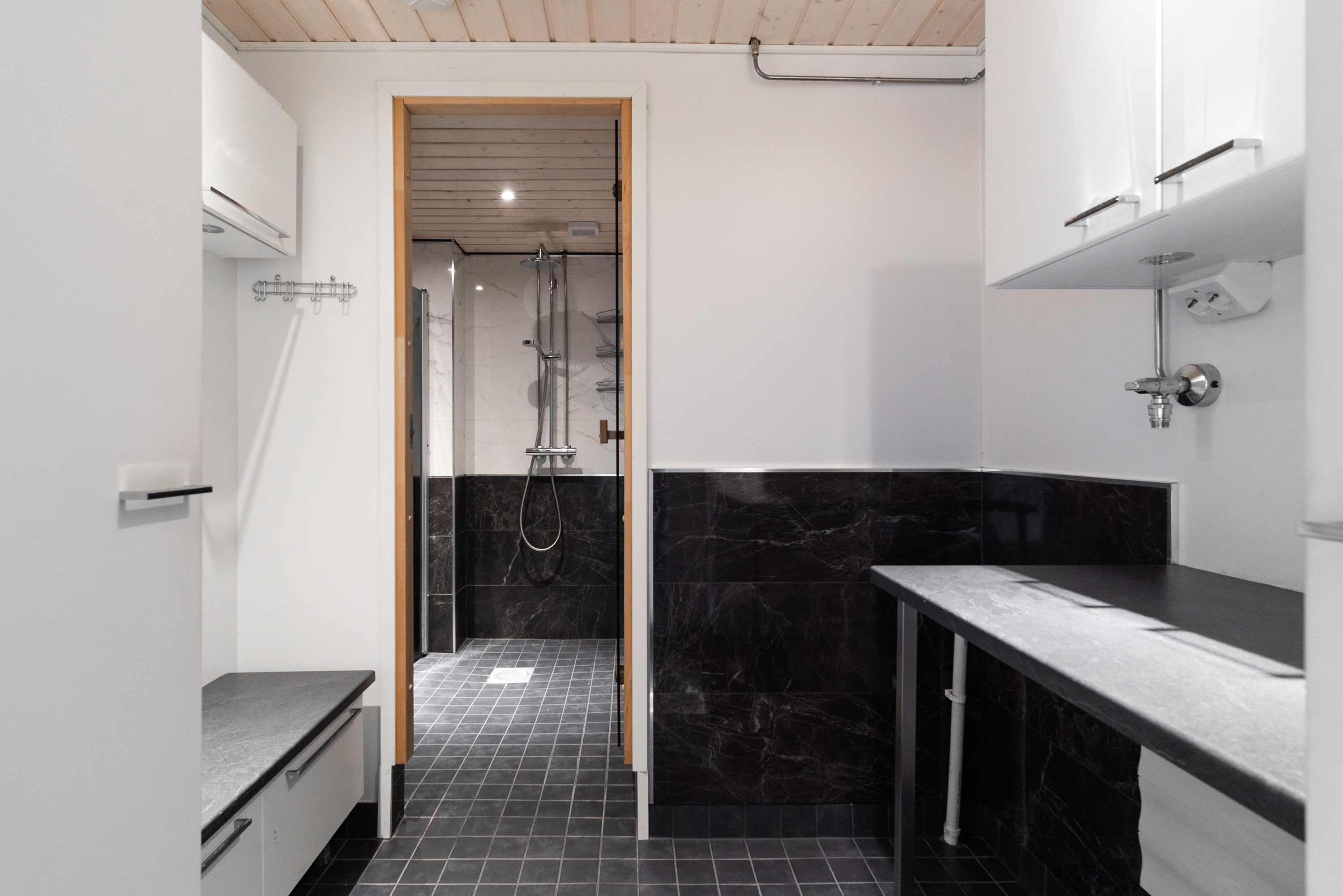 Alakerran kylpyhuone