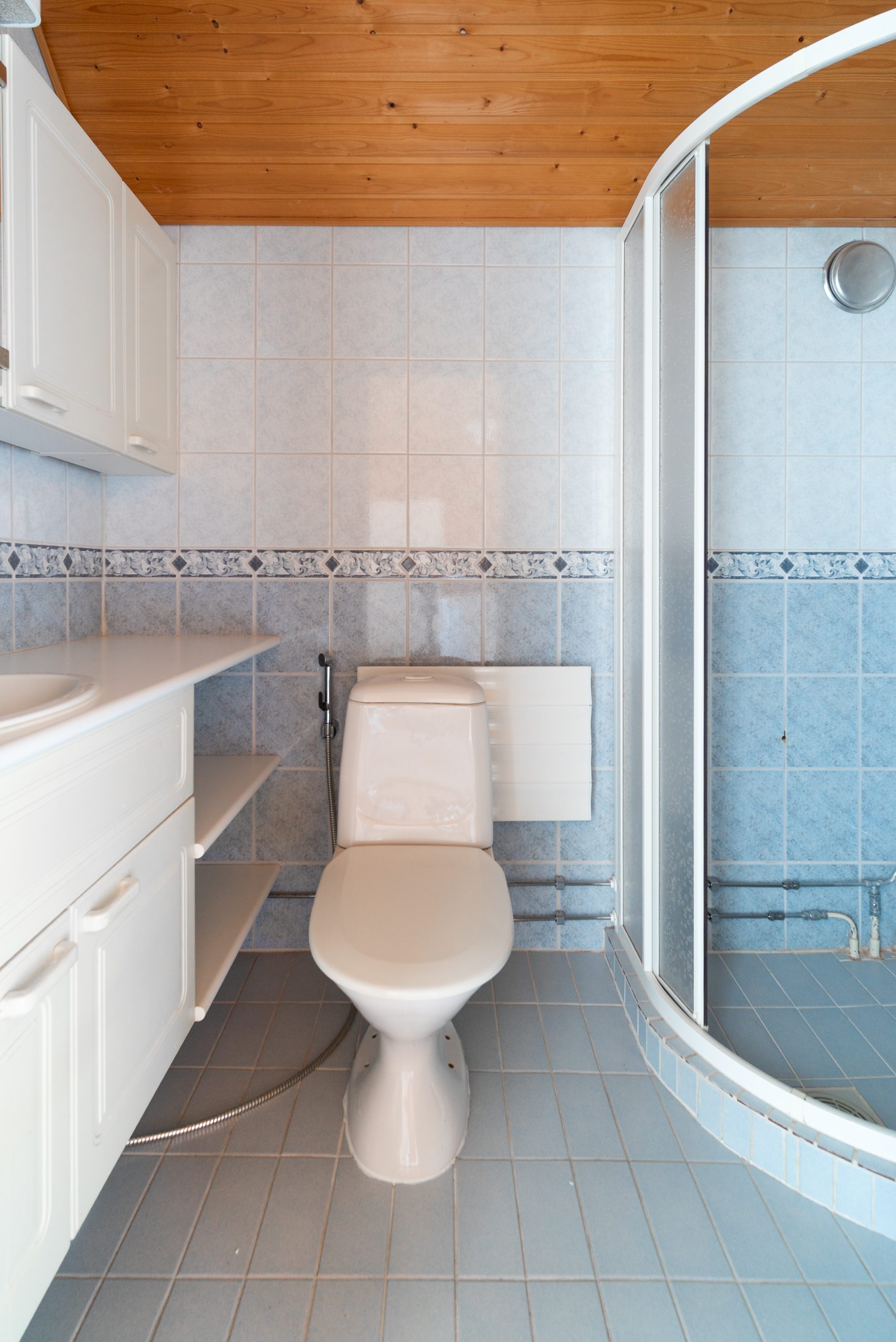 Yläkerran kylpyhuone