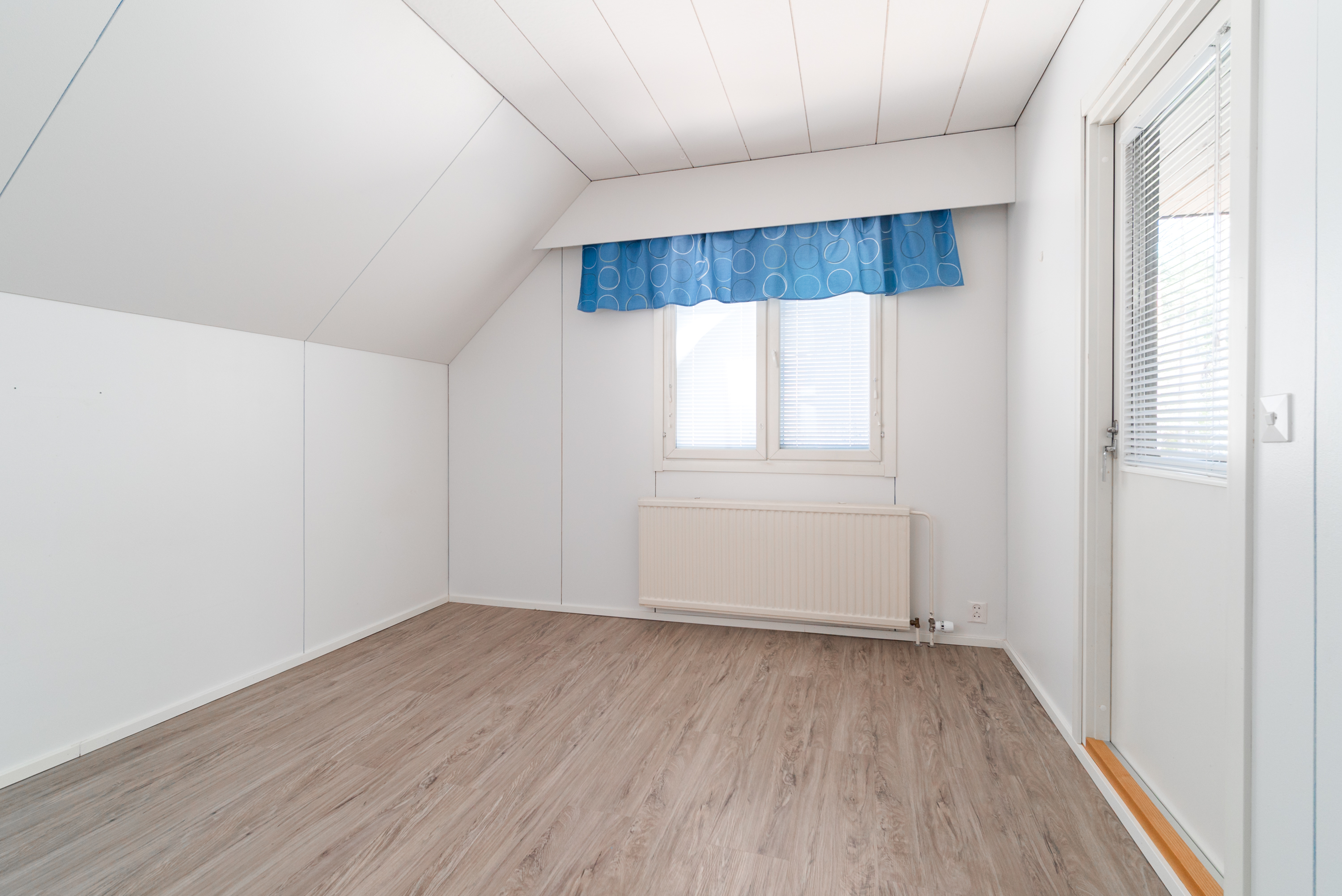 Yläkerran 1. makuuhuone