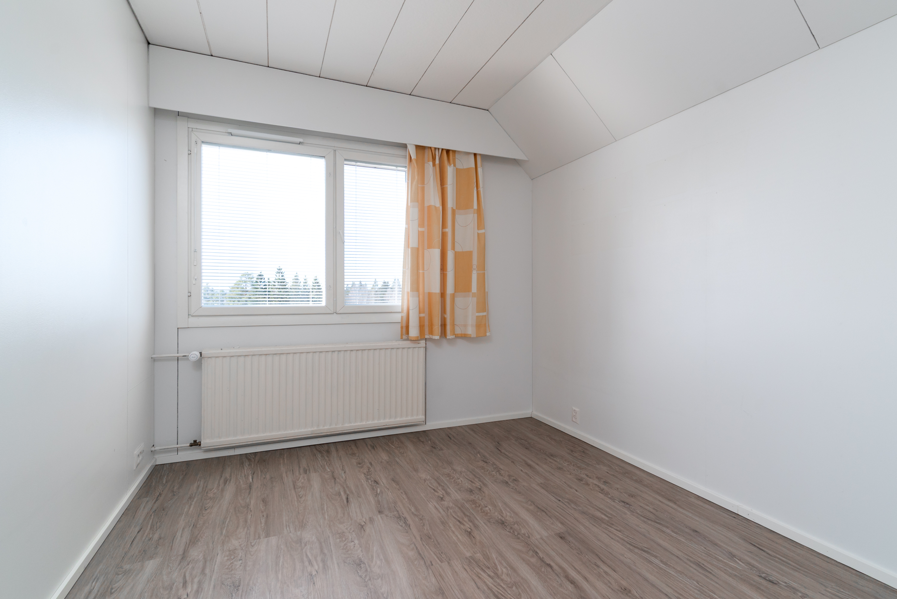 Yläkerran 2. makuuhuone