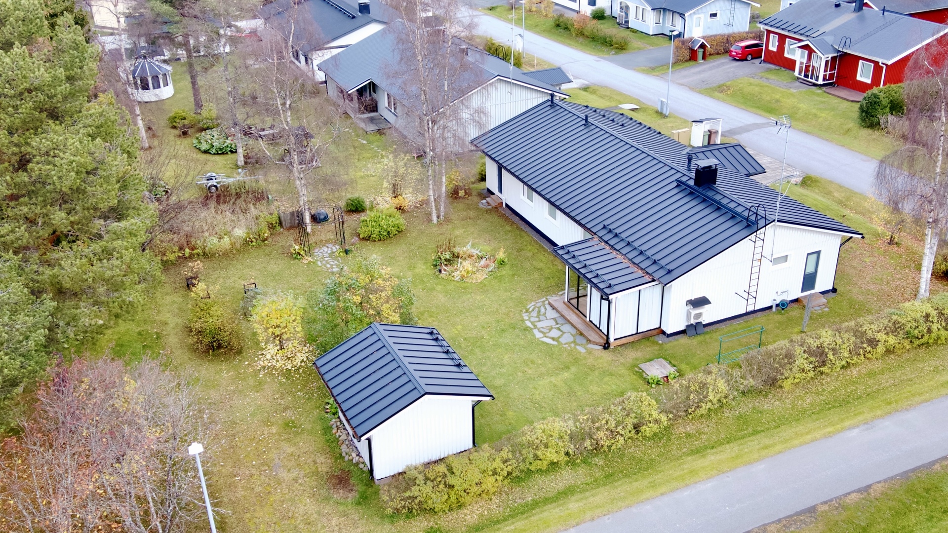 Takapihalla erillinen varasto