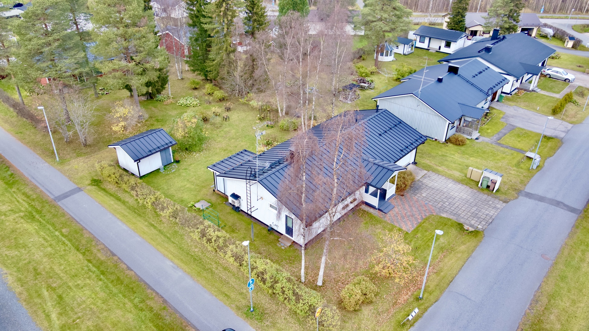 Vierestä lähtee pyörätie ja kuntopolku