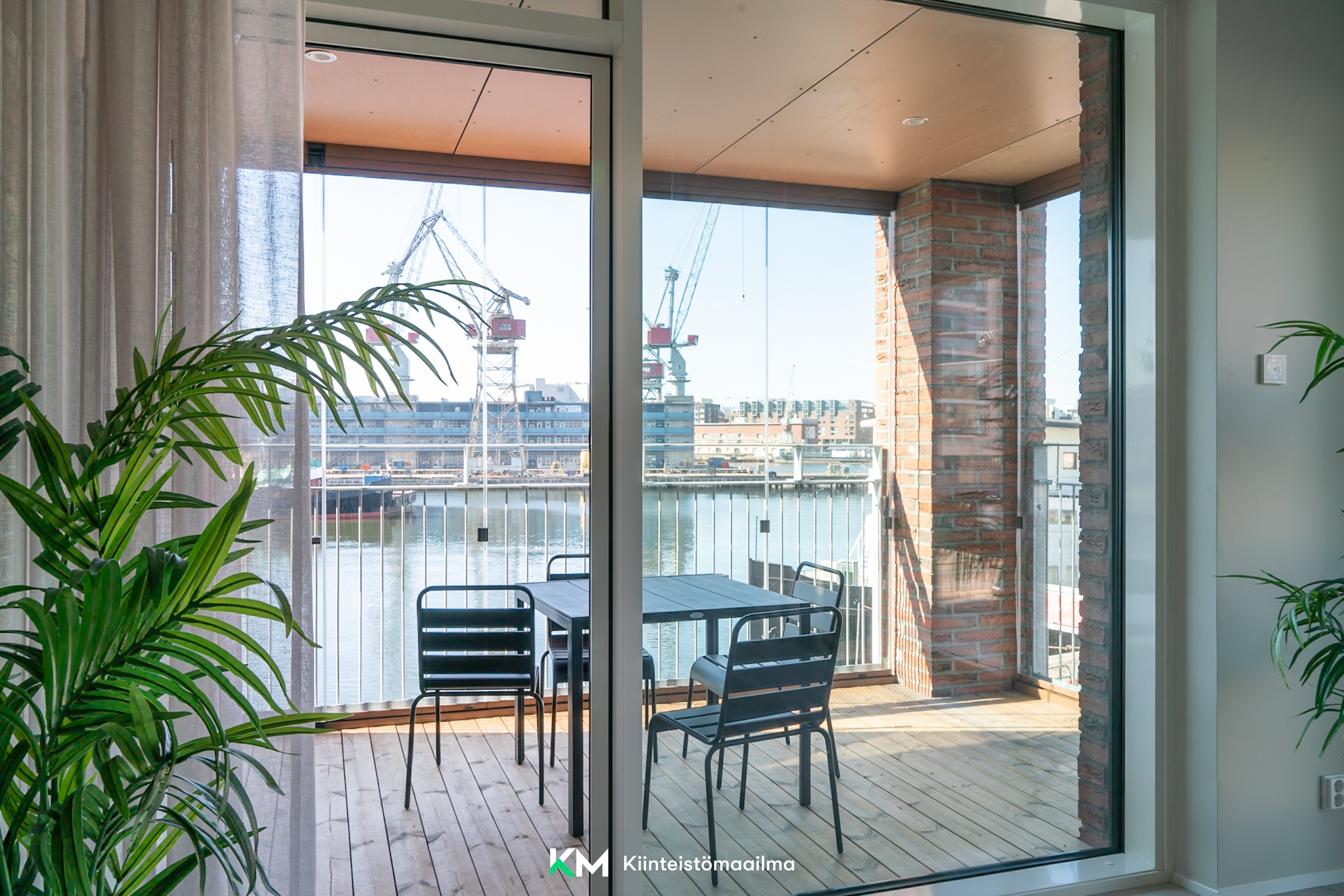 Kerhohuoneen parveke