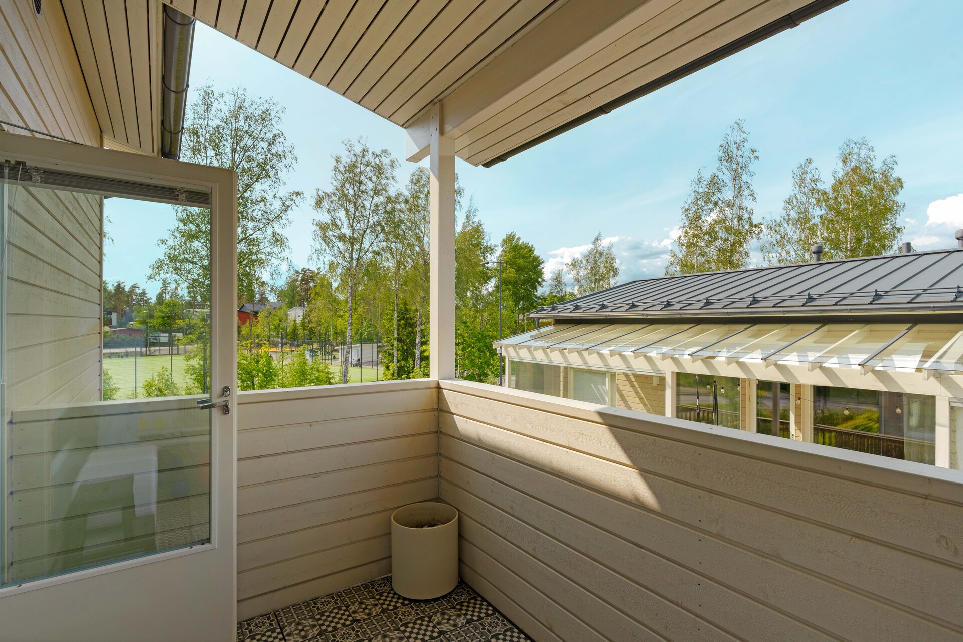 Yläkerran parvekkeelle on kulku aulasta