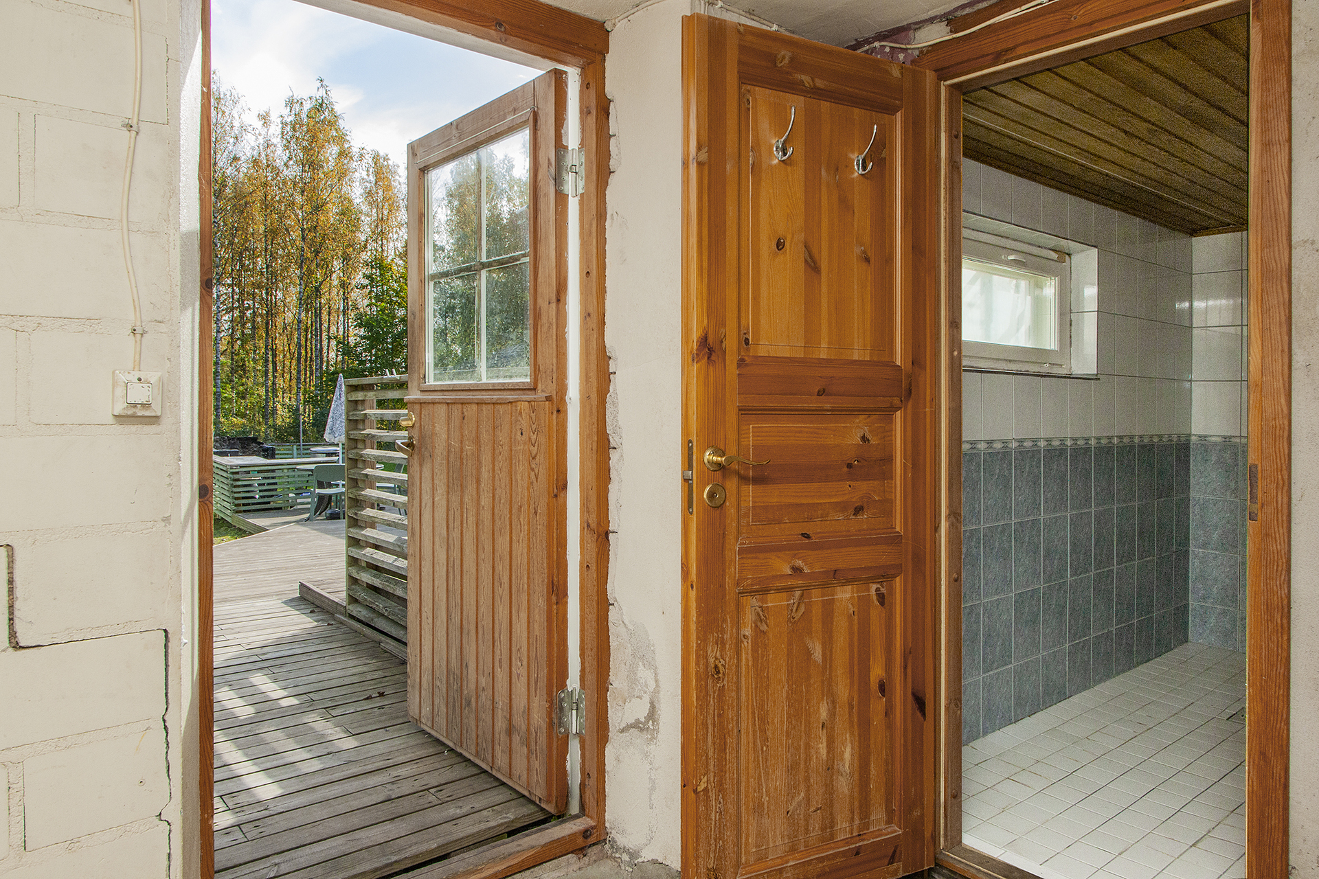 Kellarikerroksesta kulku terassille