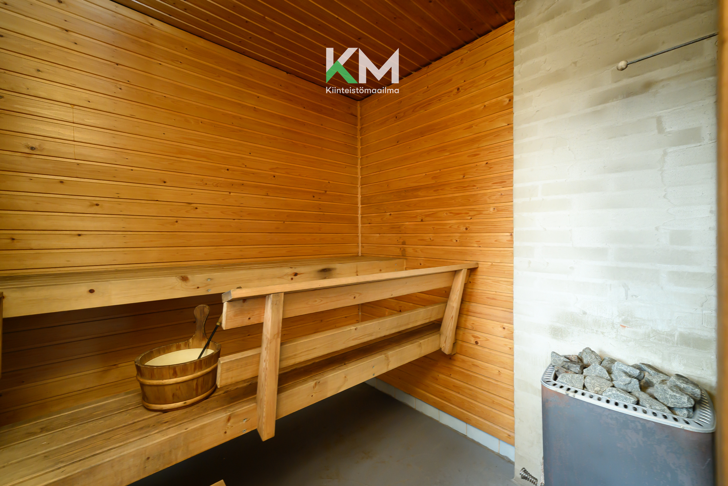 Ulkosauna puukiukaalla