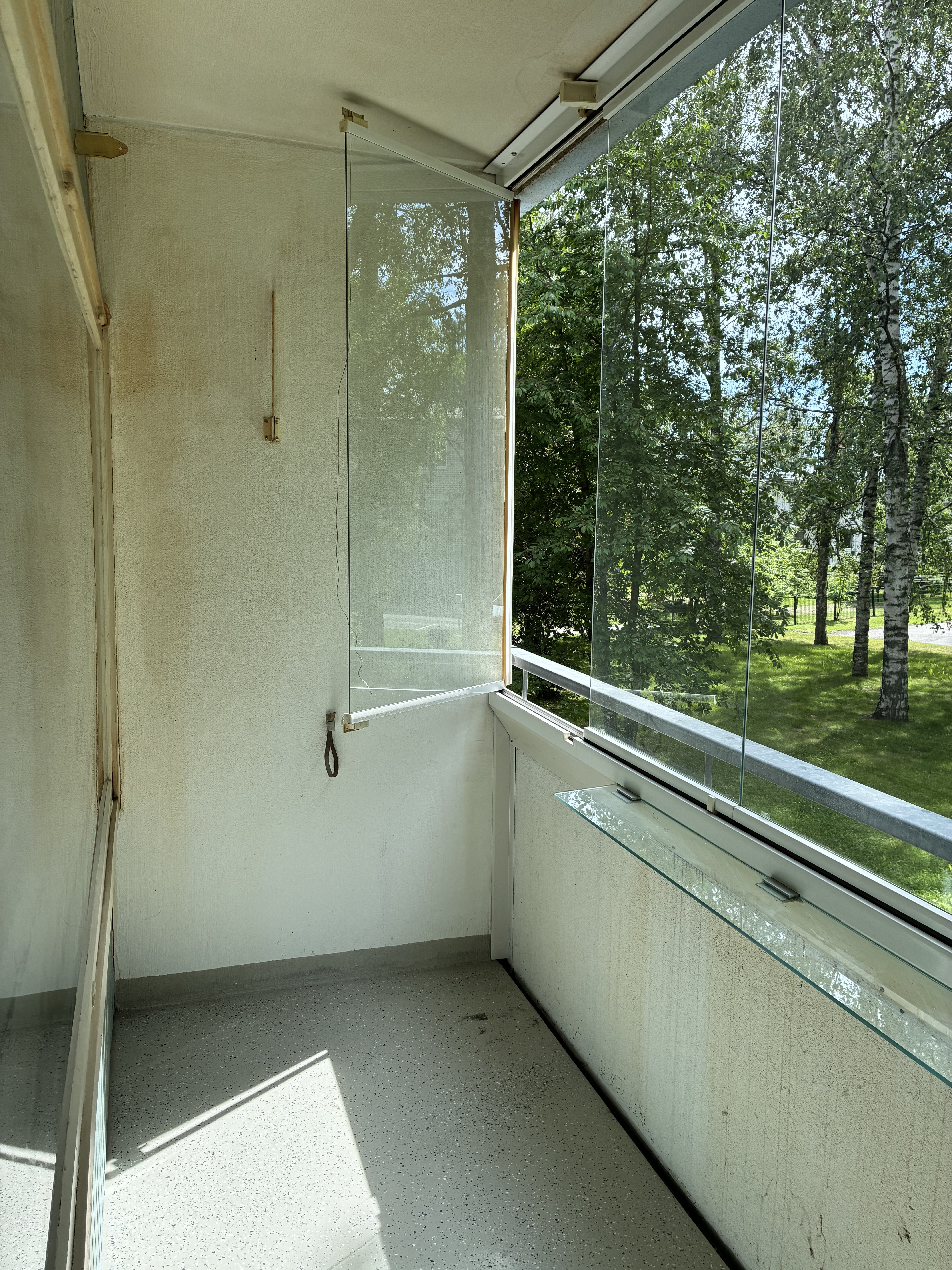 Lasitetulta parvekkeelta näkyvät sisäpihalle