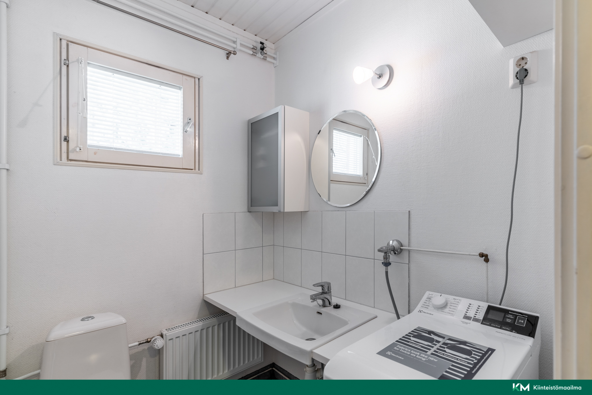Erillinen wc kylpyhuoneen yhteydessä