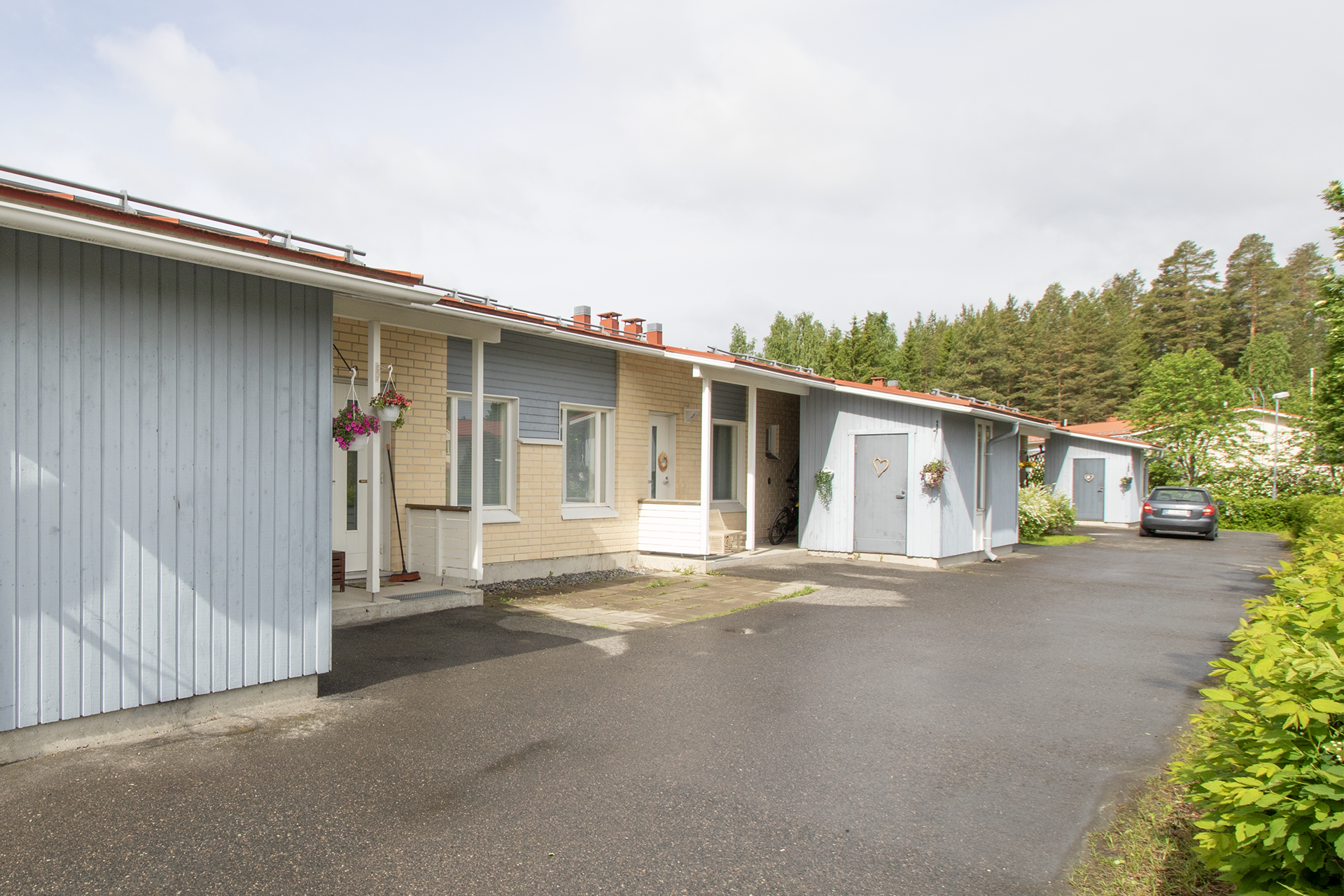 Ulkovaratso sisäänkäynnin vieressä.