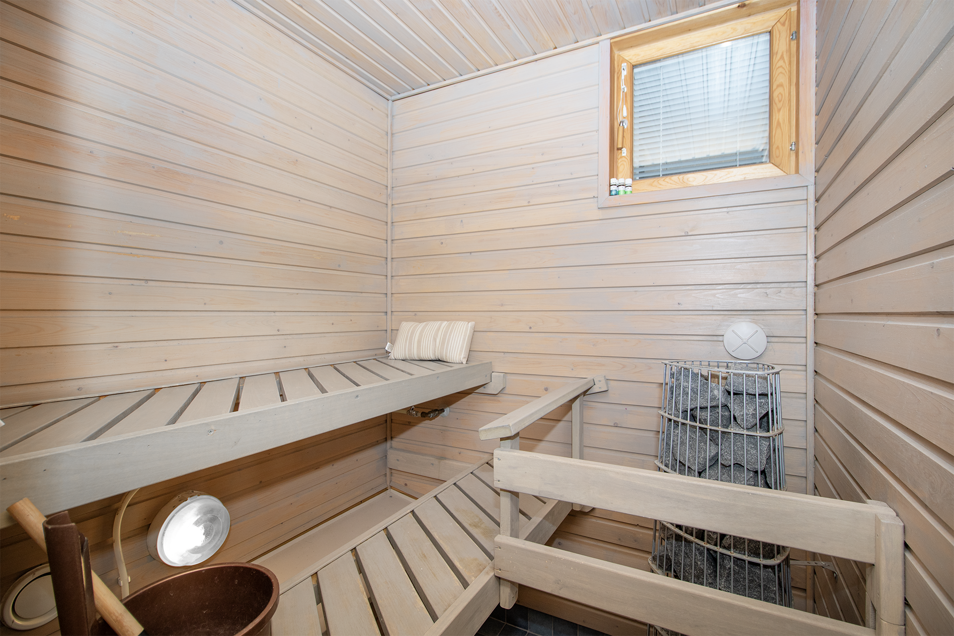 Ikkunallinen sauna.