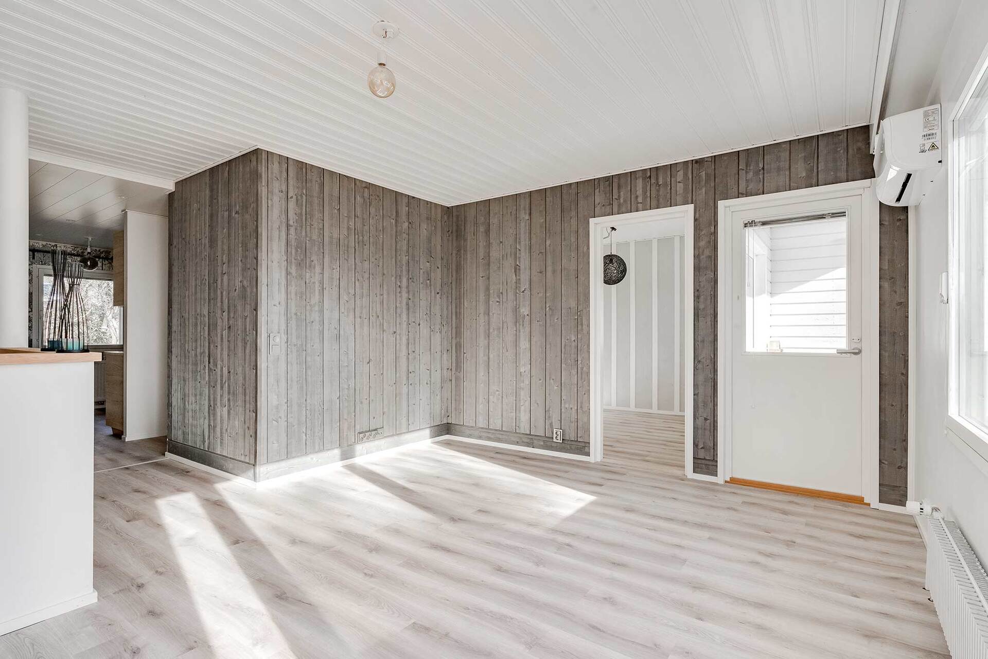 Olohuoneesta käynti parvekkeelle