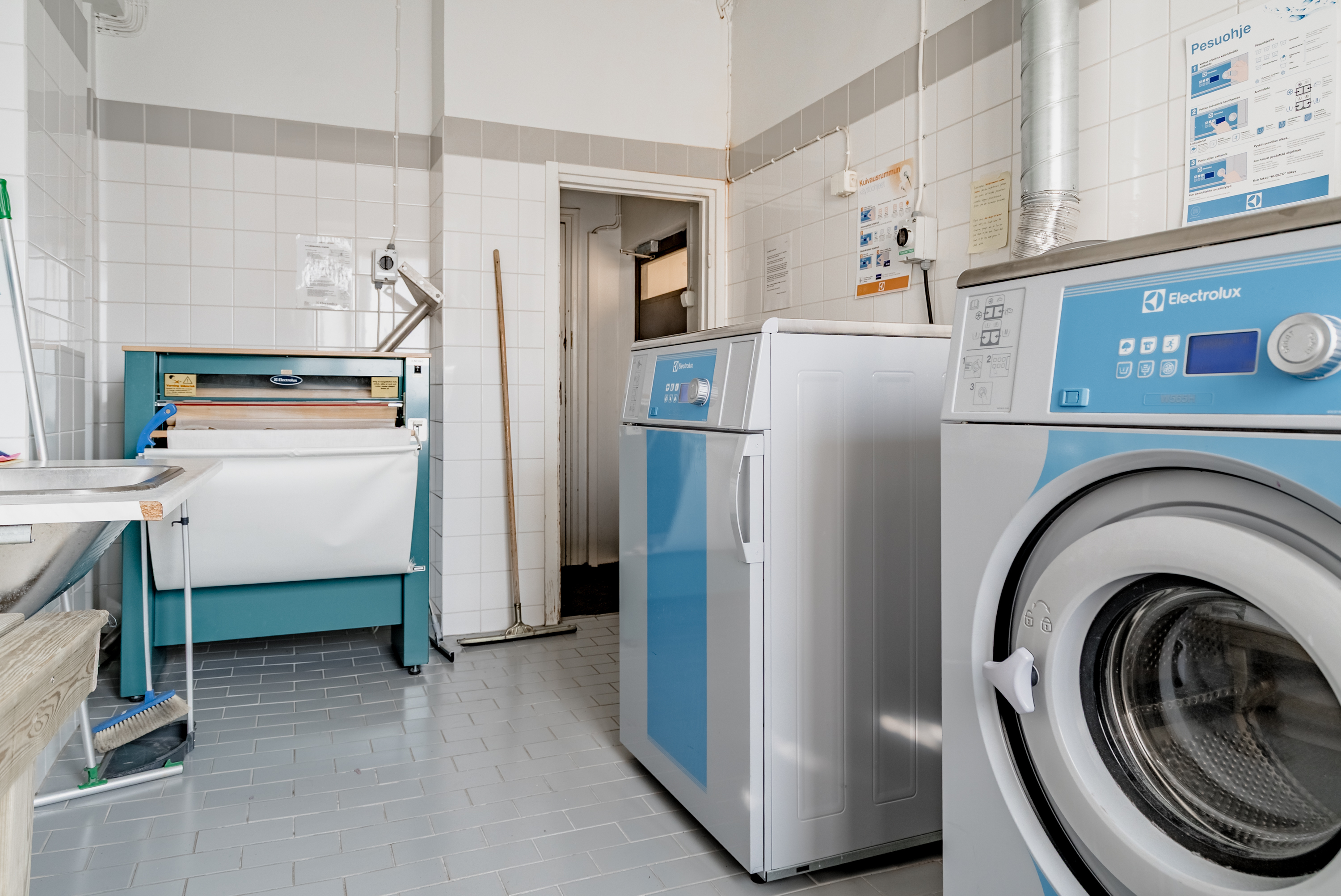 Talopesulassa pyykinpesukone, kuivausrumpu ja mankeli