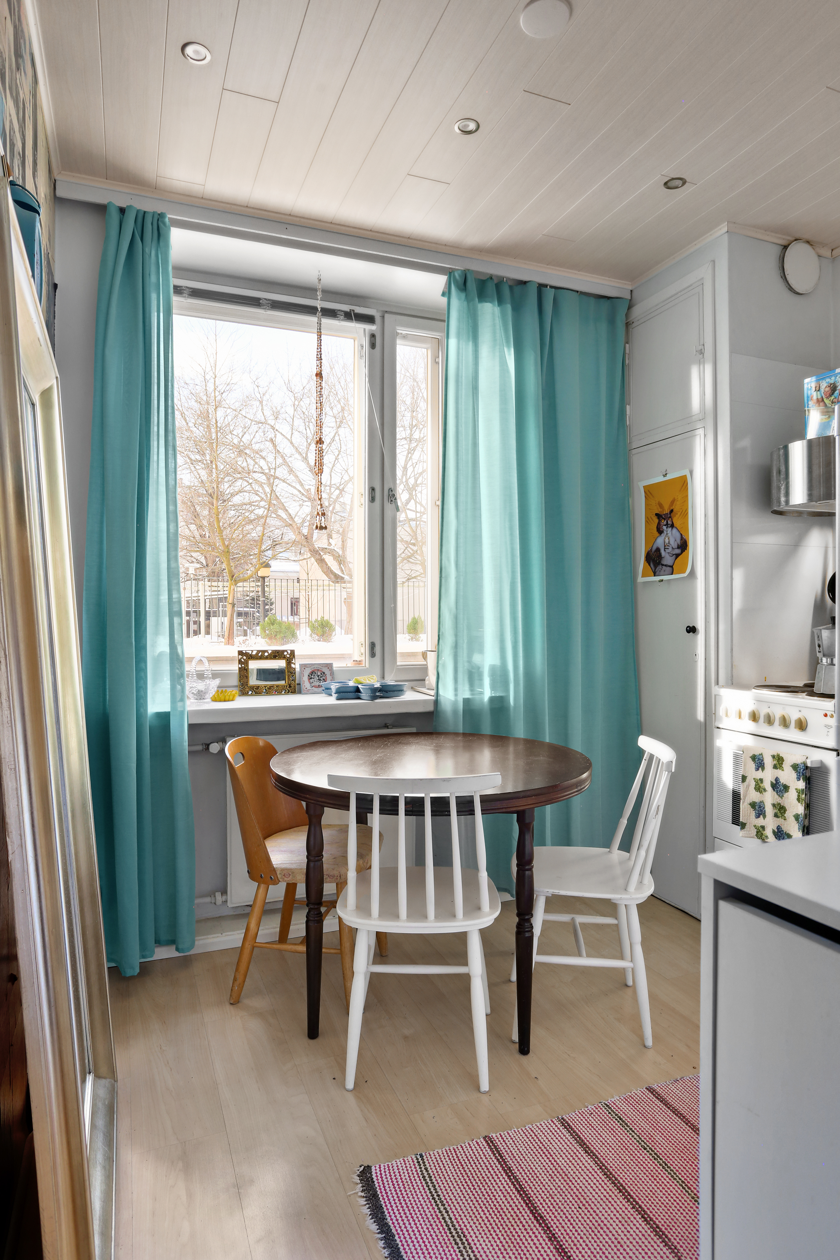 Keittiöön mahtuu ruokapöytä