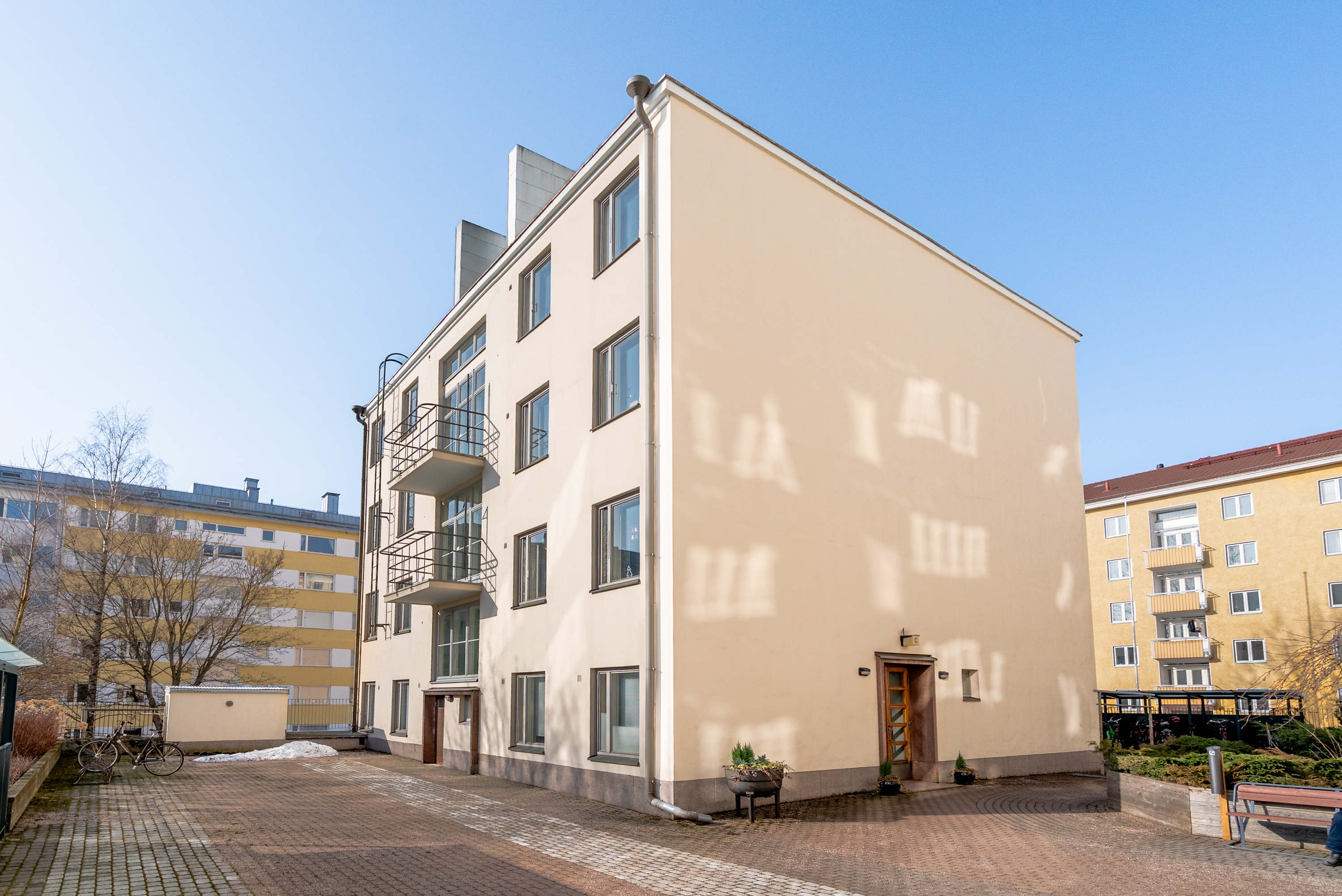 Asunto sijaitsee sisäpihan rakennuksessa