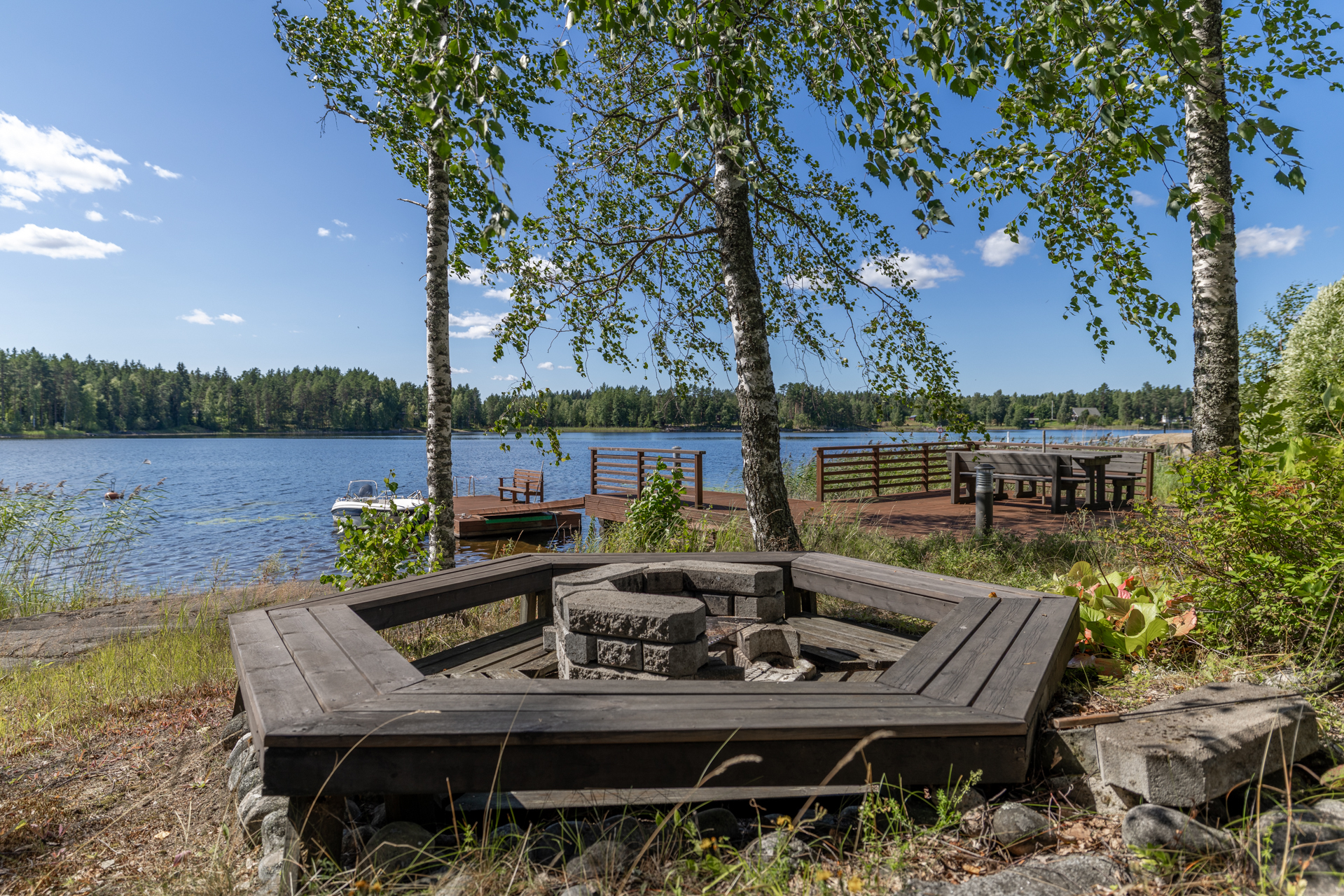 Nuotiopaikka rannassa