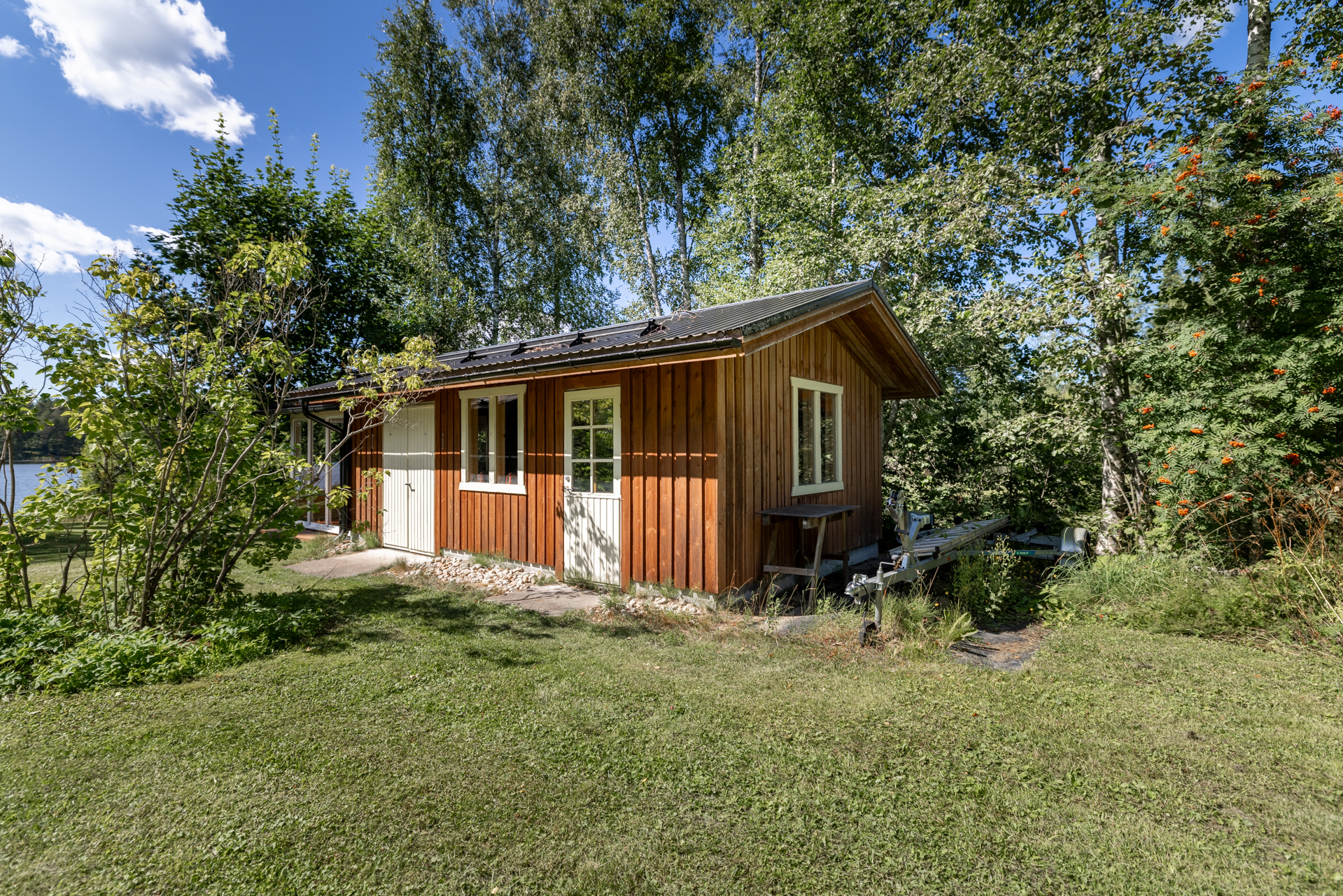 Varasto ja kesäkeittiö rannan tuntumassa