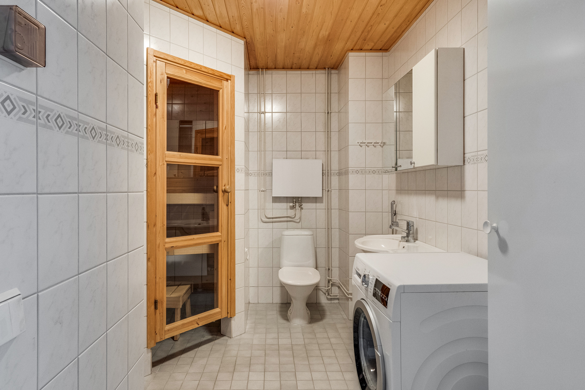Tilava kylpyhuone ja sauna