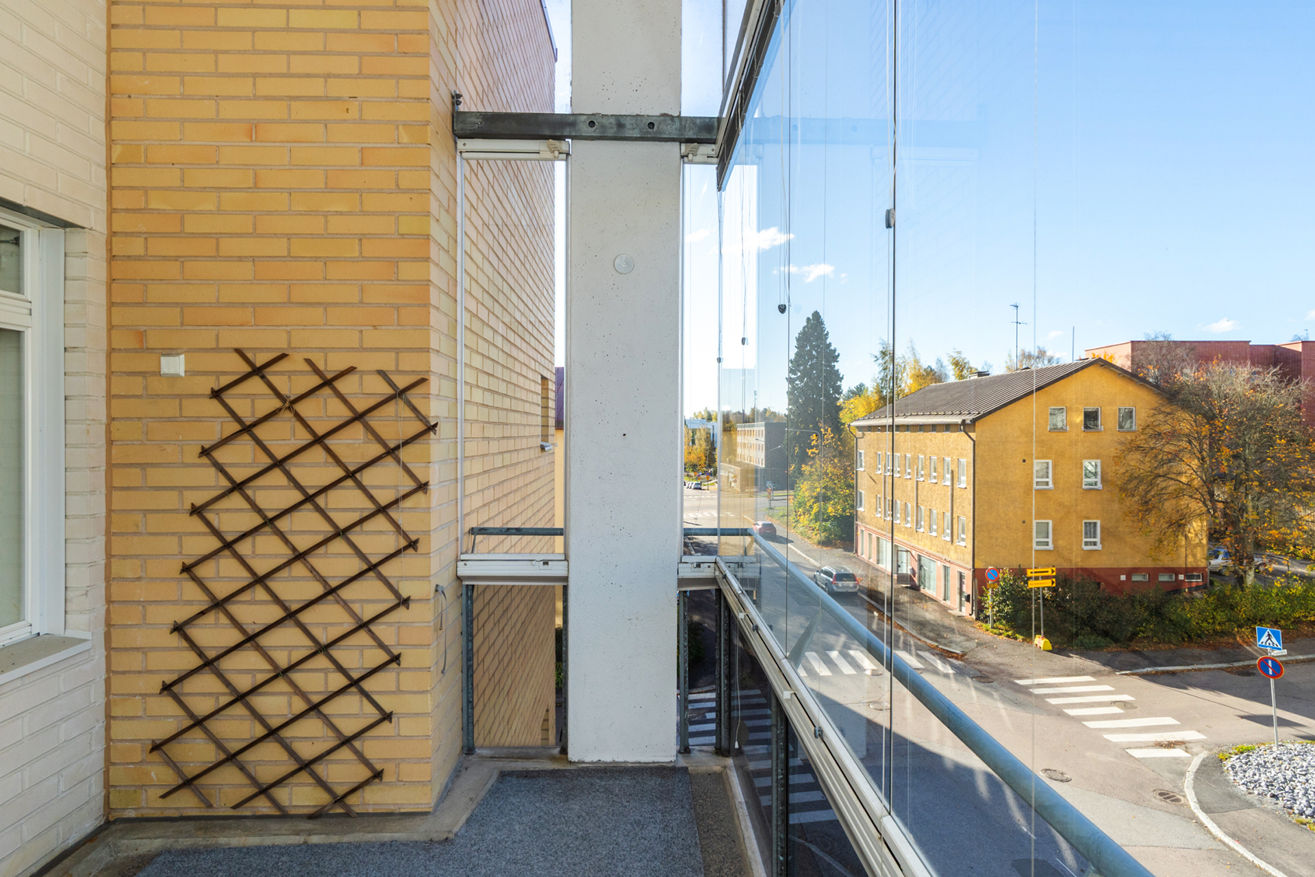 Lasitettu parveke on tilava. Lasitus jatkuu korkealle ylös asti.