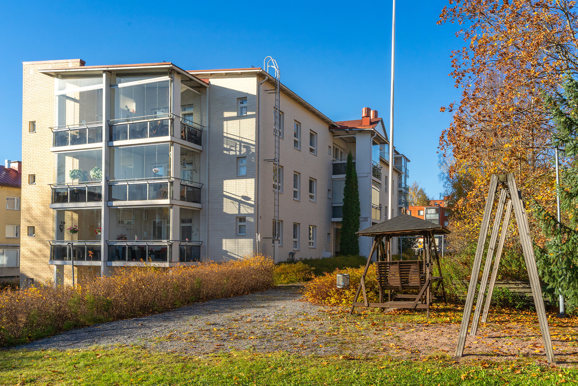 Taloyhtiöllä on iso oma tontti