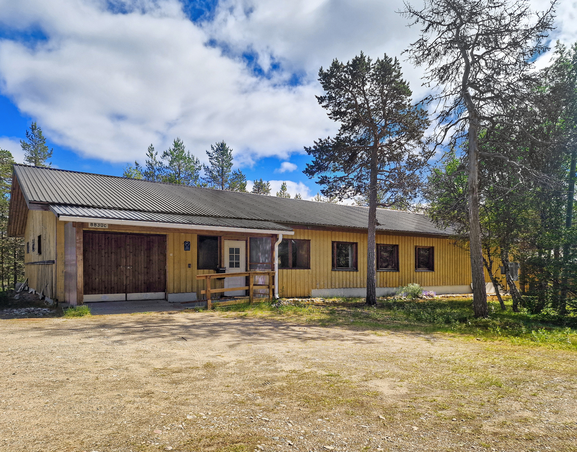 Julkisivu etupihan puolelle