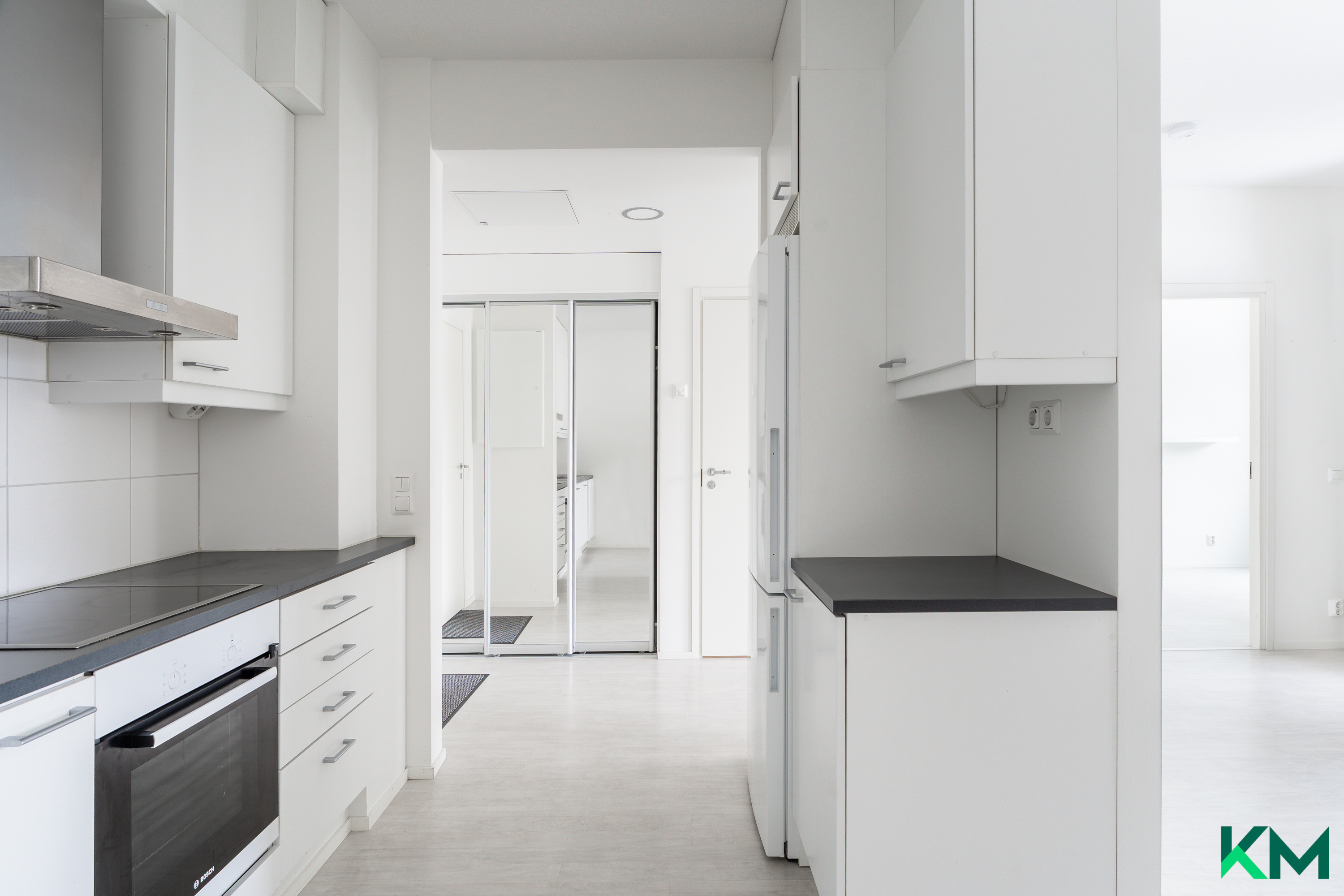 Keittiöstä näkymä eteiseen 