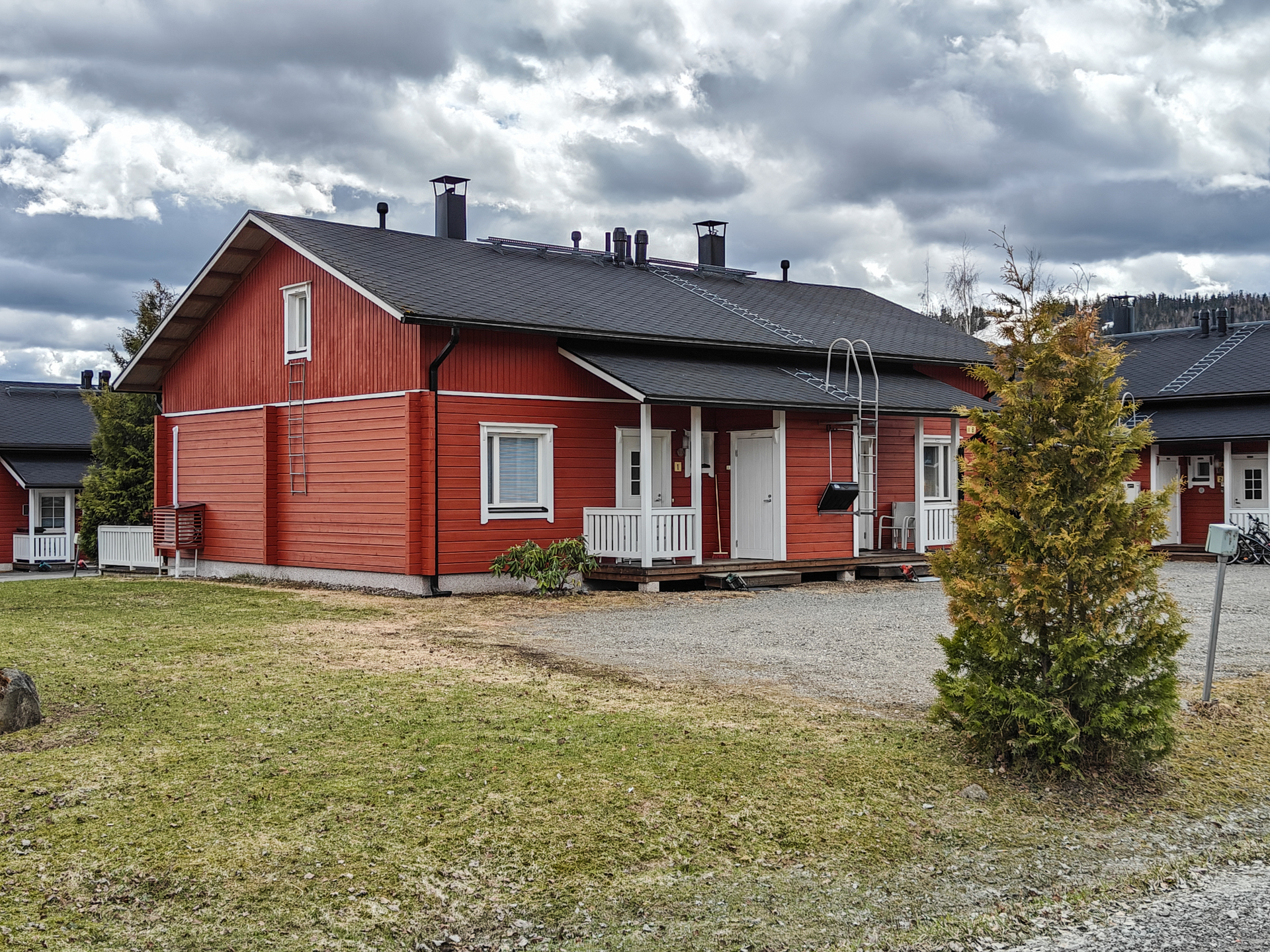Etupihan puolella ulkovarasto