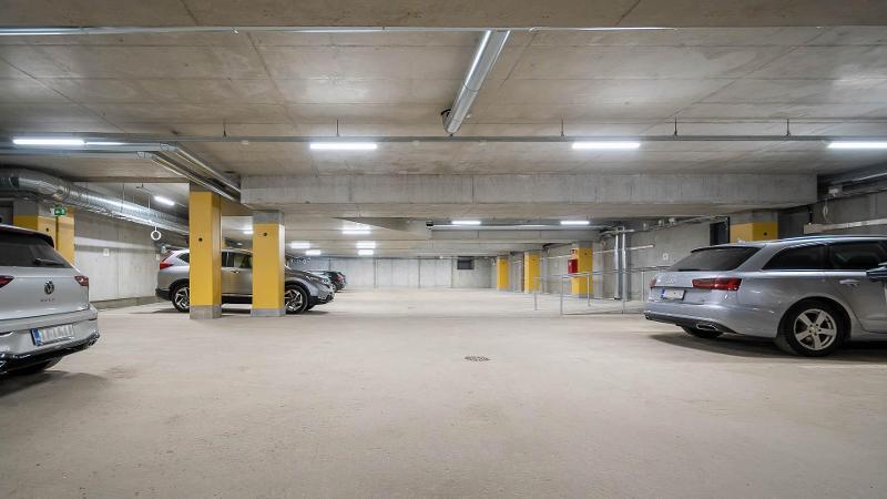 Autohallipaikka hissiyhteyden päässä