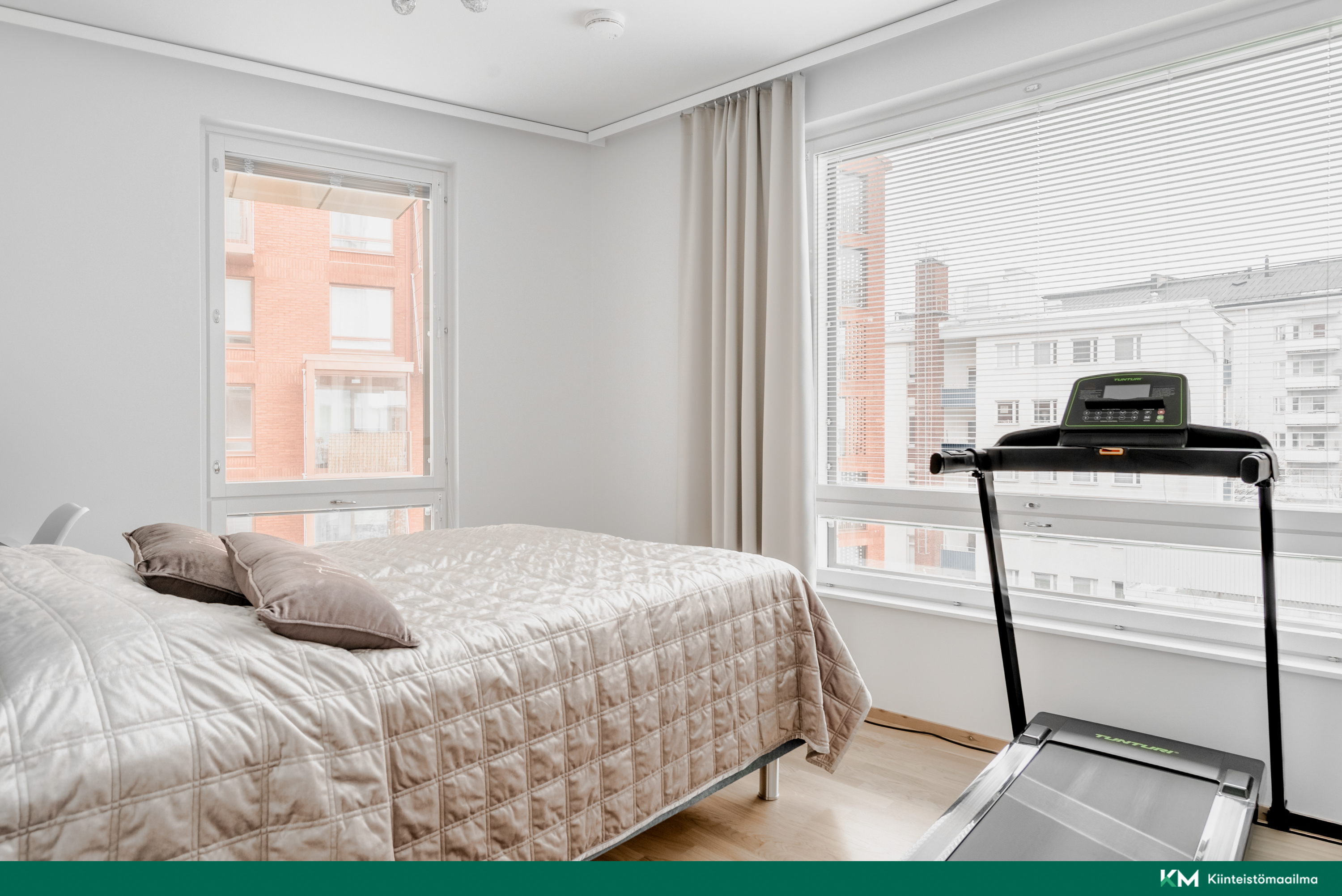 Päämakuuhuoneessa suuri ikkuna ja avarat ikkunanäkymät