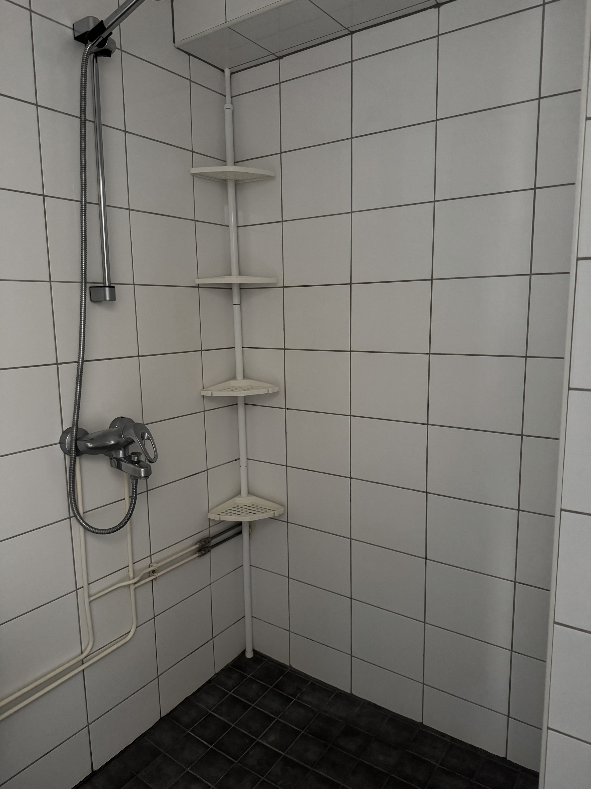 Suihkutila pesuhuoneessa