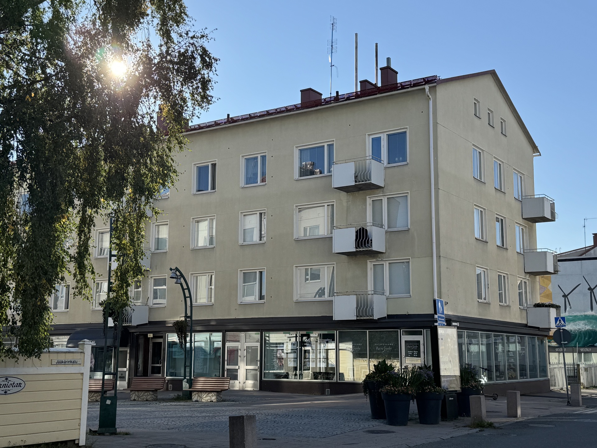 Talo kävelykadun varressa