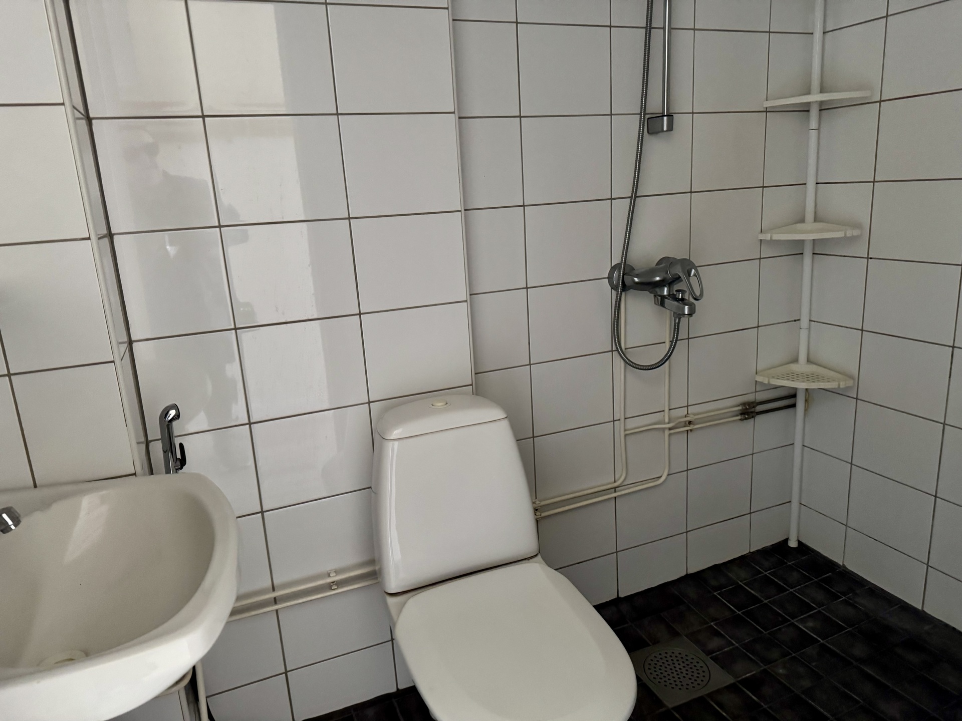Pesuhuoneessa wc ja suihku
